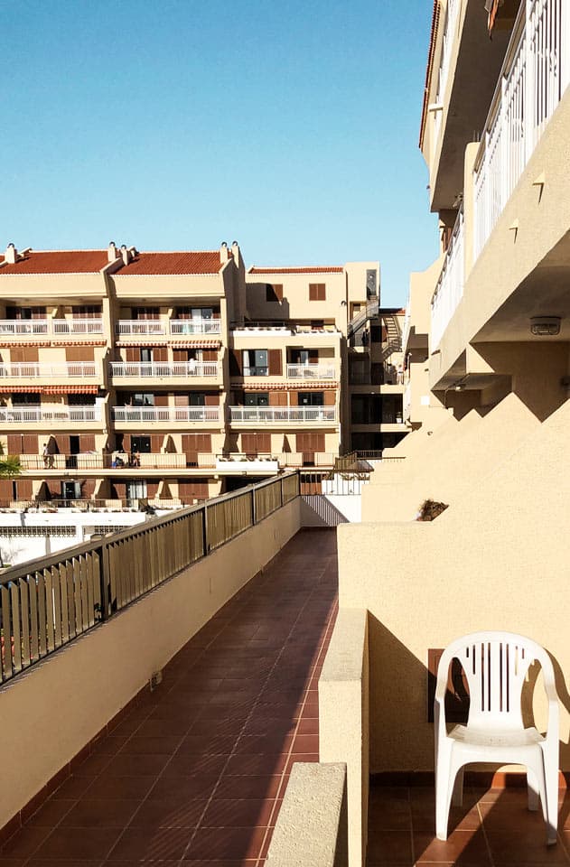 Eksempel på balkong/terrasse i svalgang med forbipasserende hotellgjester