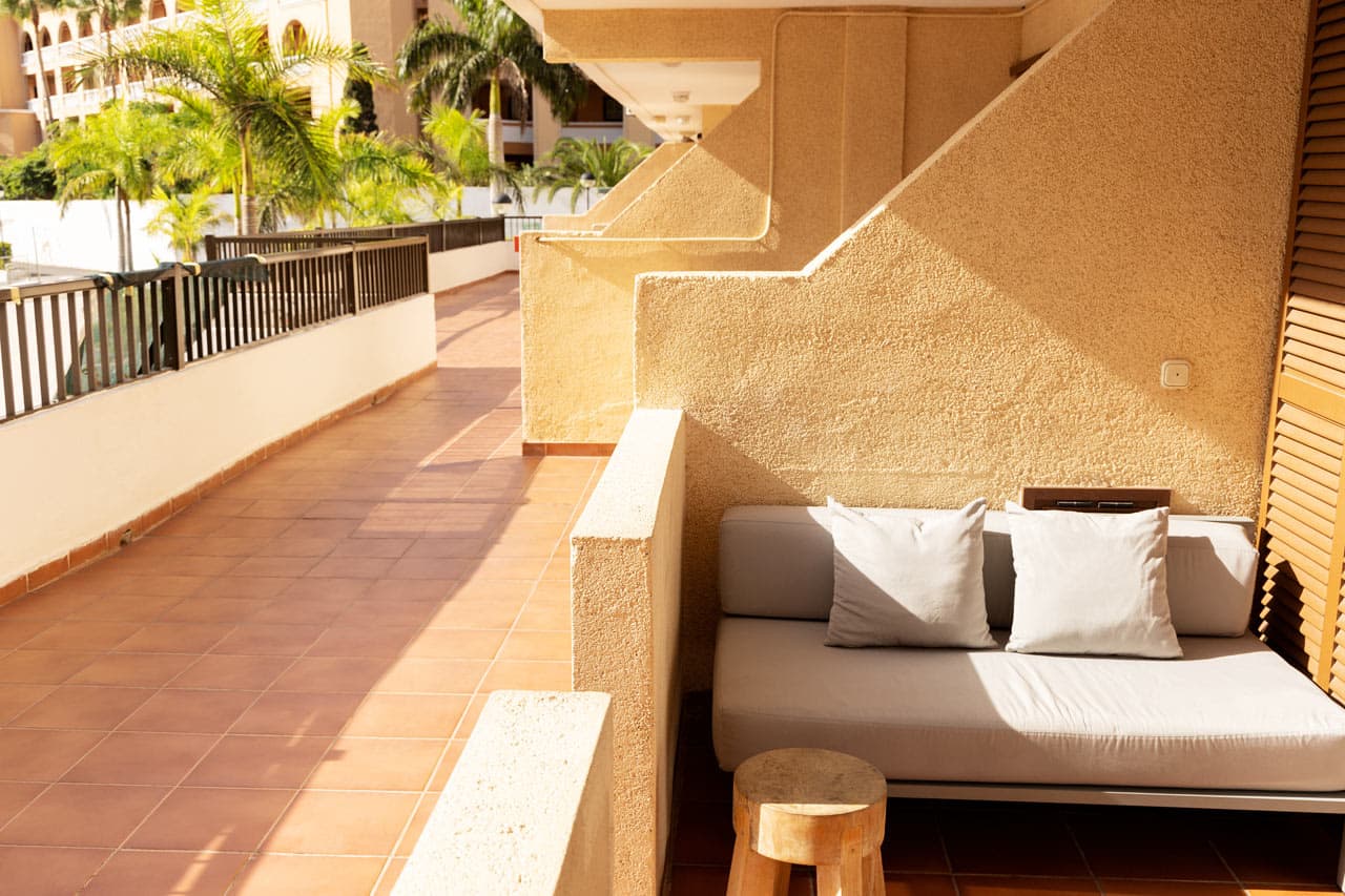 Eksempel på balkong/terrasse i svalgang med forbipasserende hotellgjester