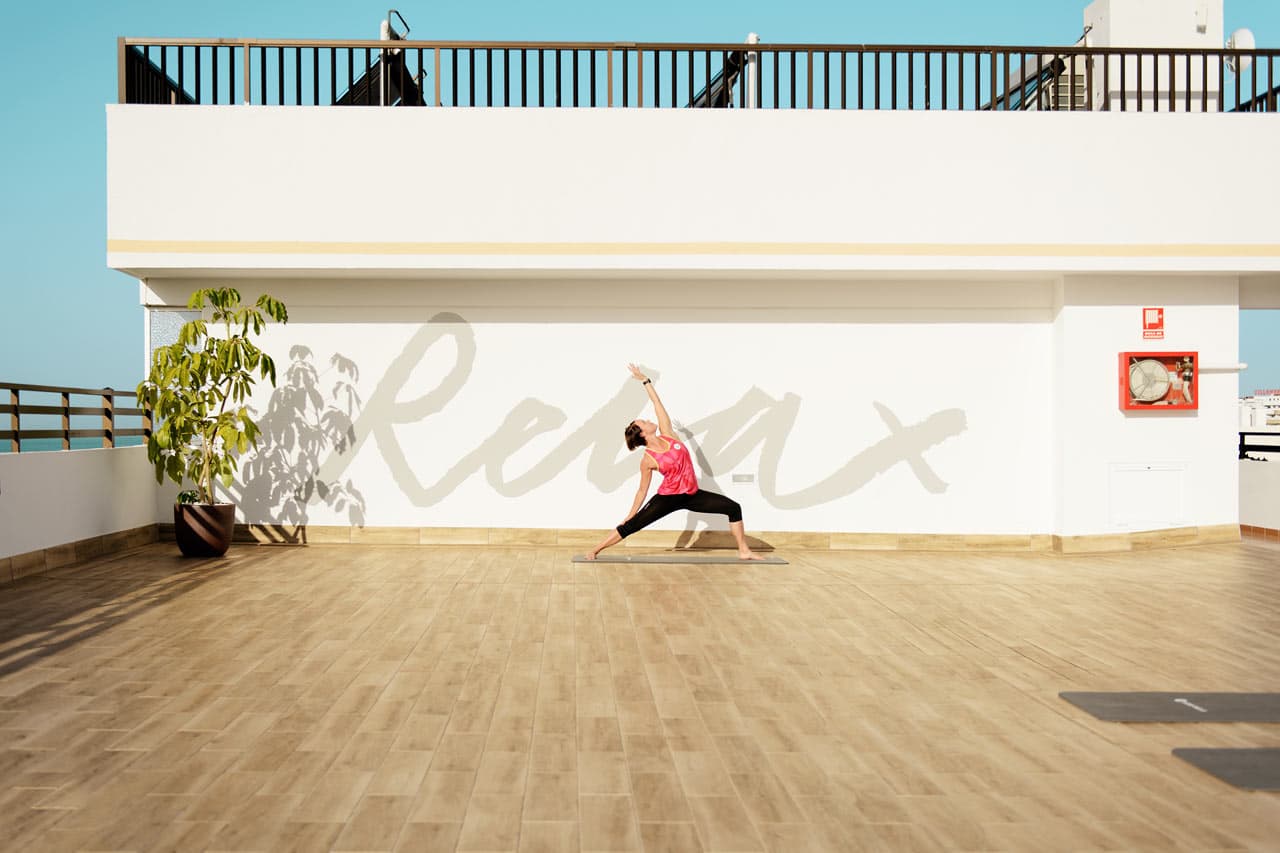 Yoga-instruktørene hjelper deg med å trene smidighet og balanse