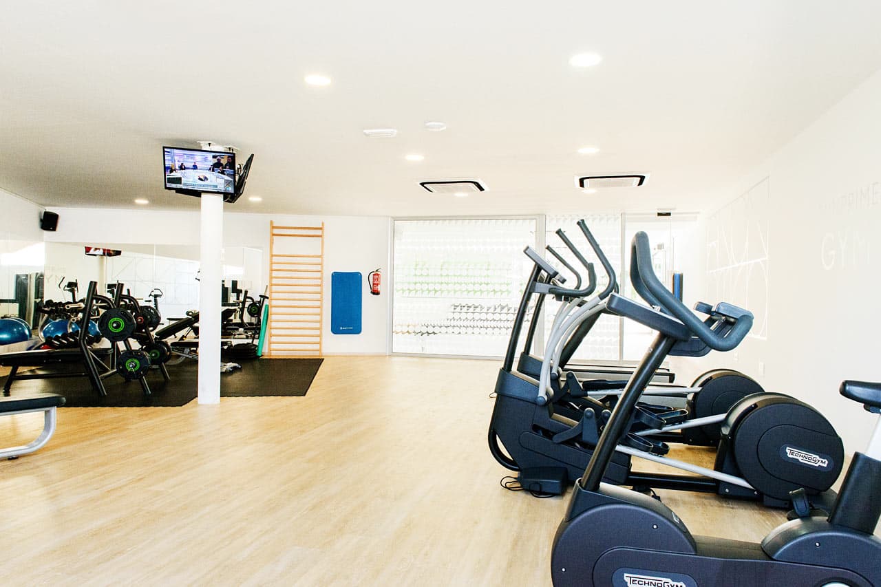 Vårt treningsstudio tilbyr moderne treningsapparater og god plass til egentrening