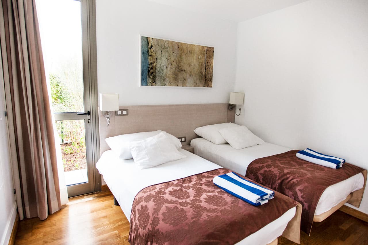 4-romsleilighet i villa, med seks ordinære senger og privat basseng