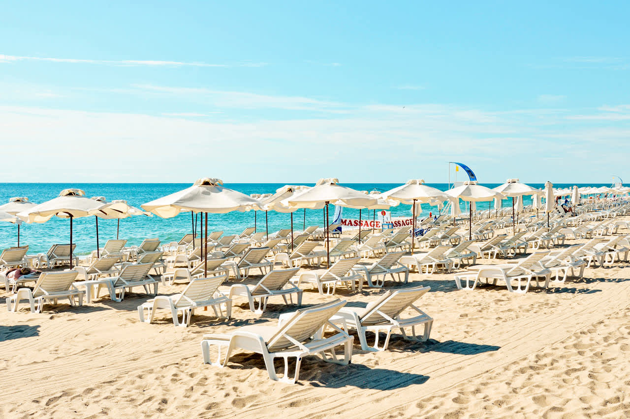 To solsenger og en parasoll (pr. rom) er inkludert på stranden for hotellets gjester, med forbehold om ledig kapasitet
