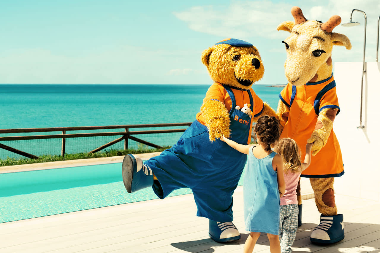 Lollo & Bernie er alle barns favoritter i ferien. Du møter dem på søsterhotellet Sunwing Makrigialos Beach