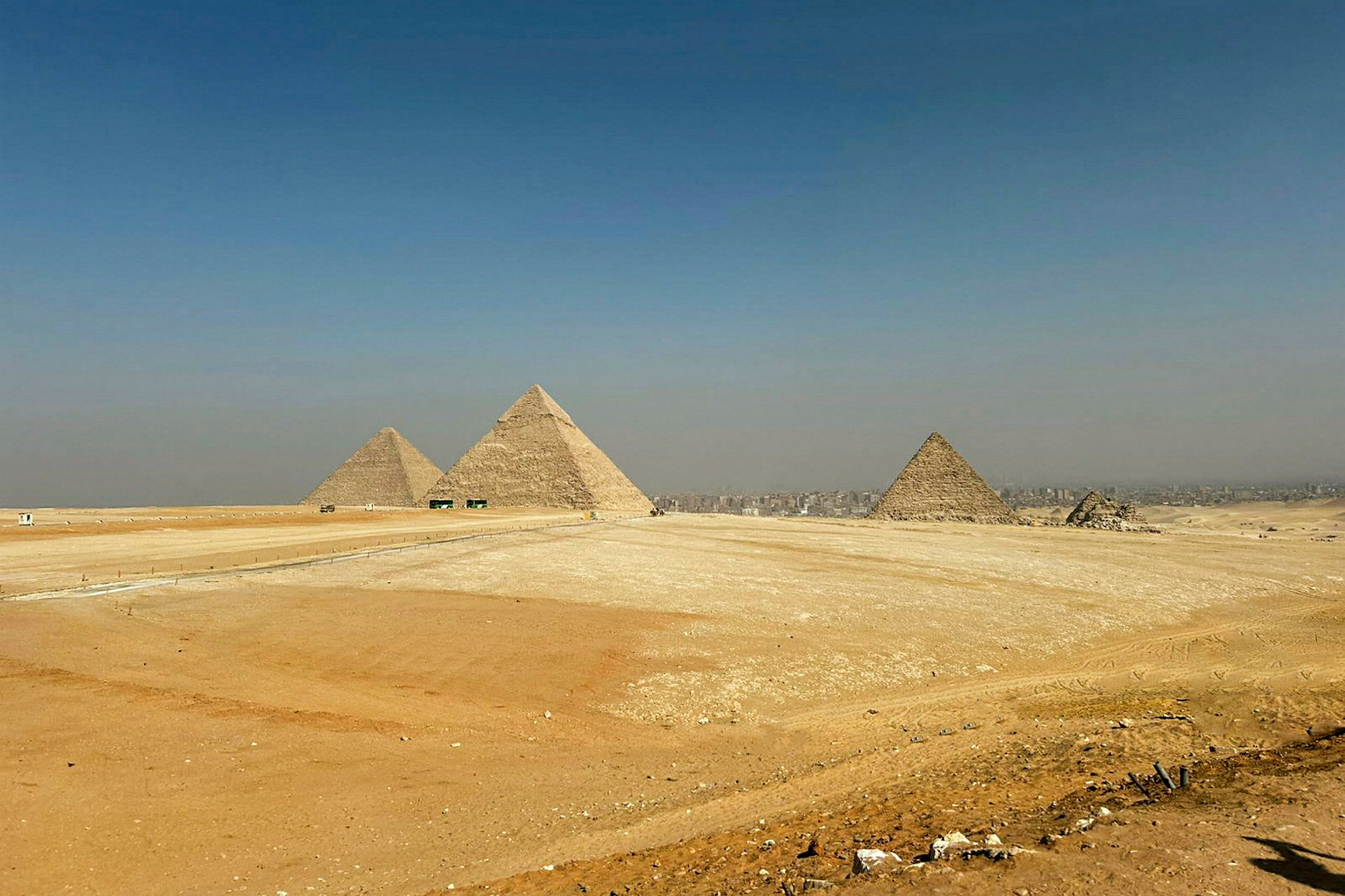 Bildet viser de store pyramidene i Giza omgitt av ørkenlandskap. (AI-generert tekst)