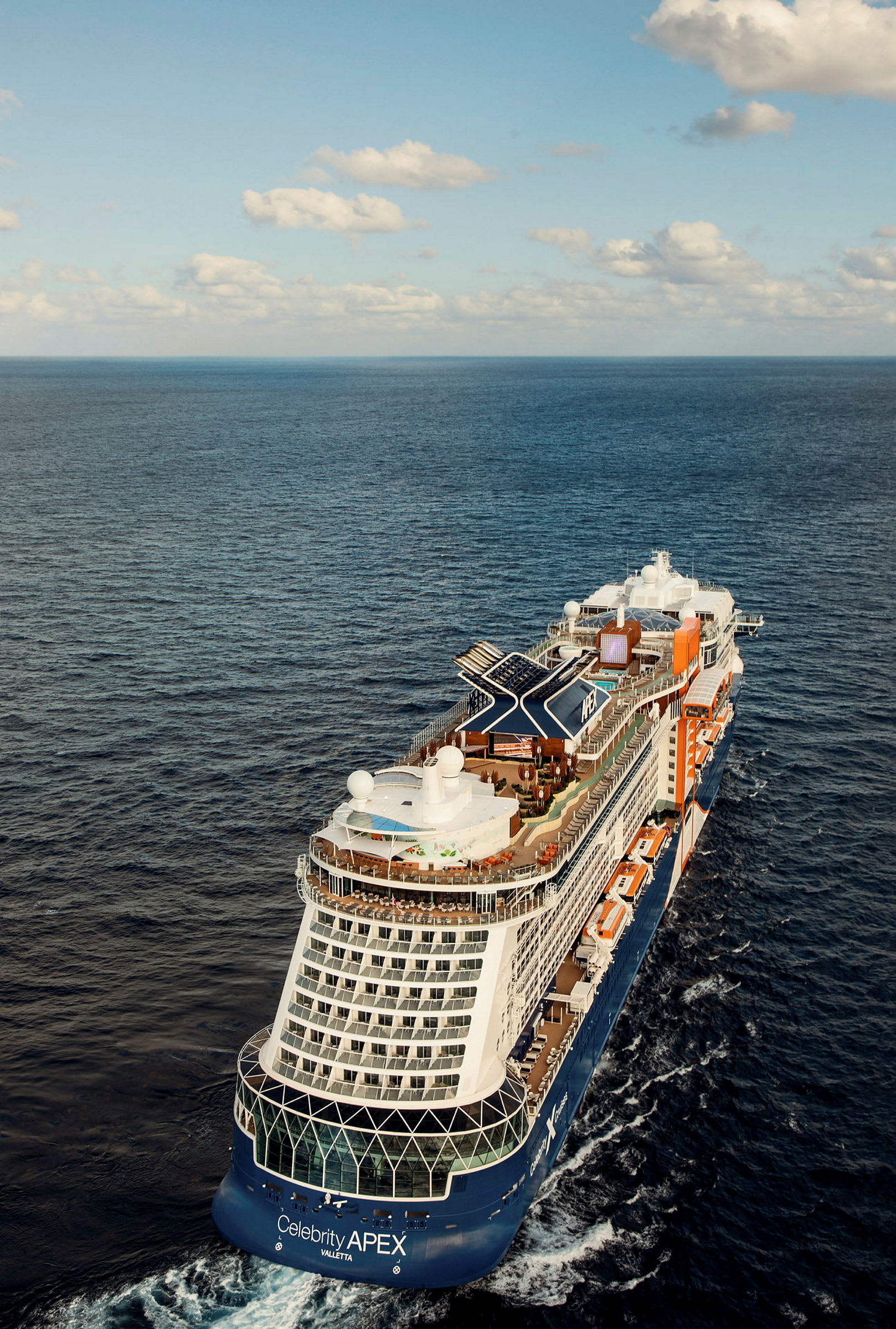 Et cruiseskip på det åpne havet. (AI-generert tekst)
