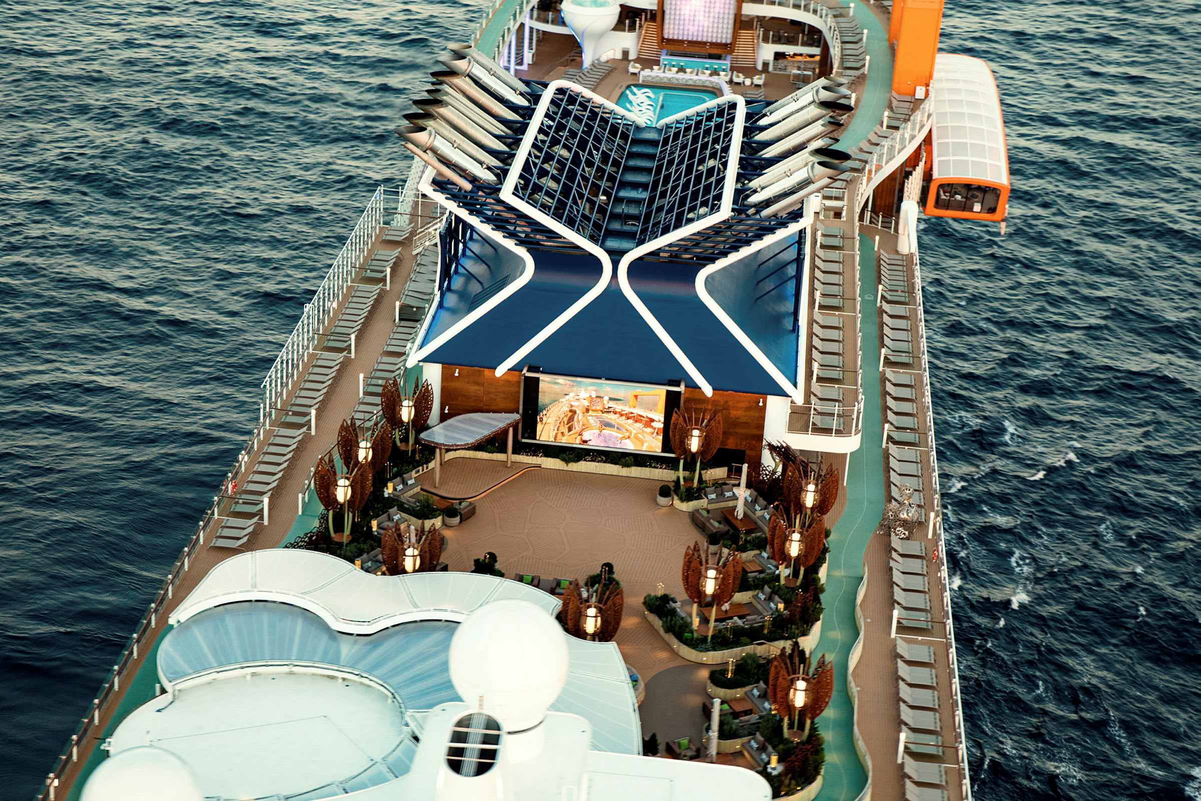Utsikt over dekkene på et cruiseskip med solsenger, basseng og havet i bakgrunnen. (AI-generert tekst)