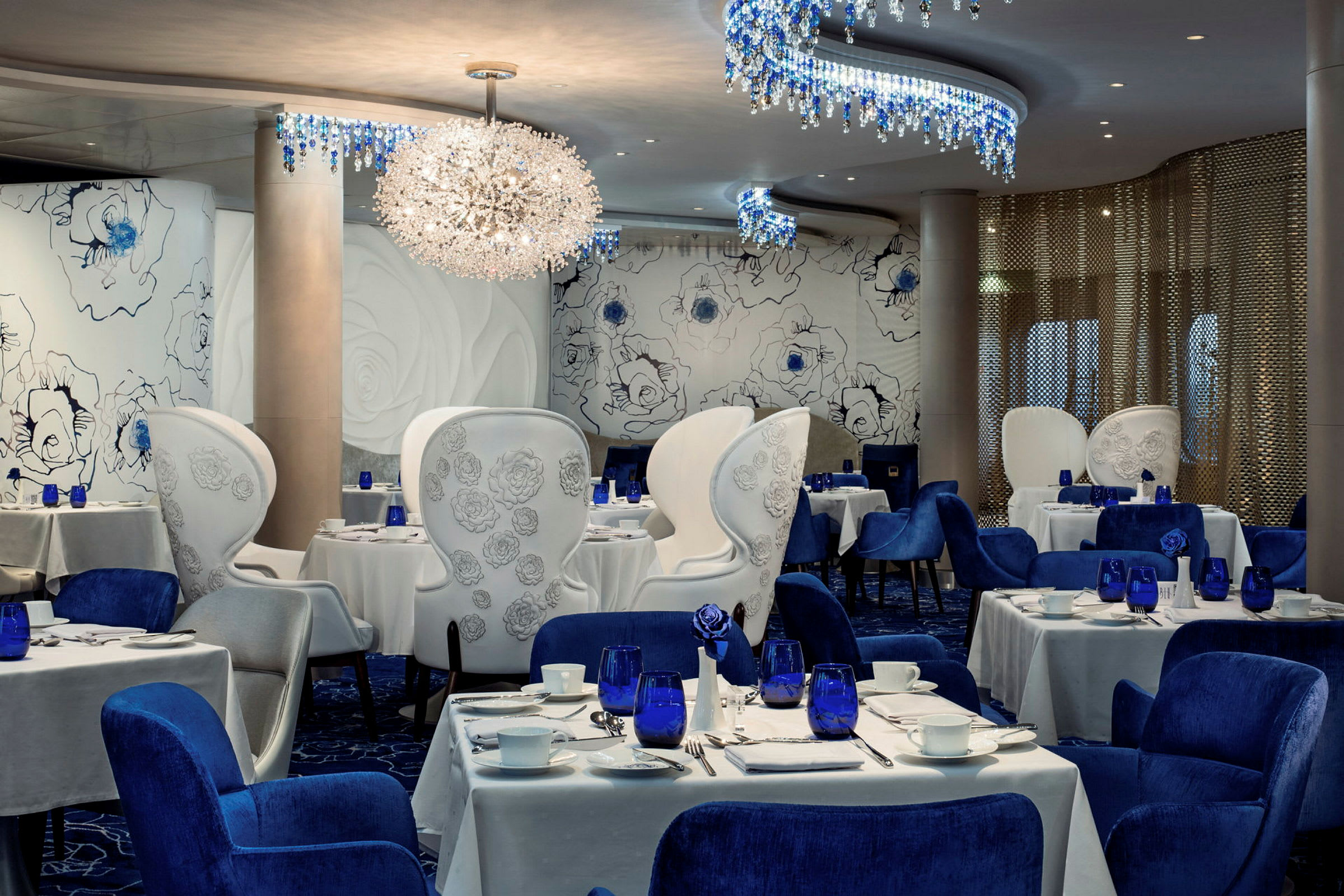 En elegant restaurant med blå stoler og hvite duker. (AI-generert tekst)