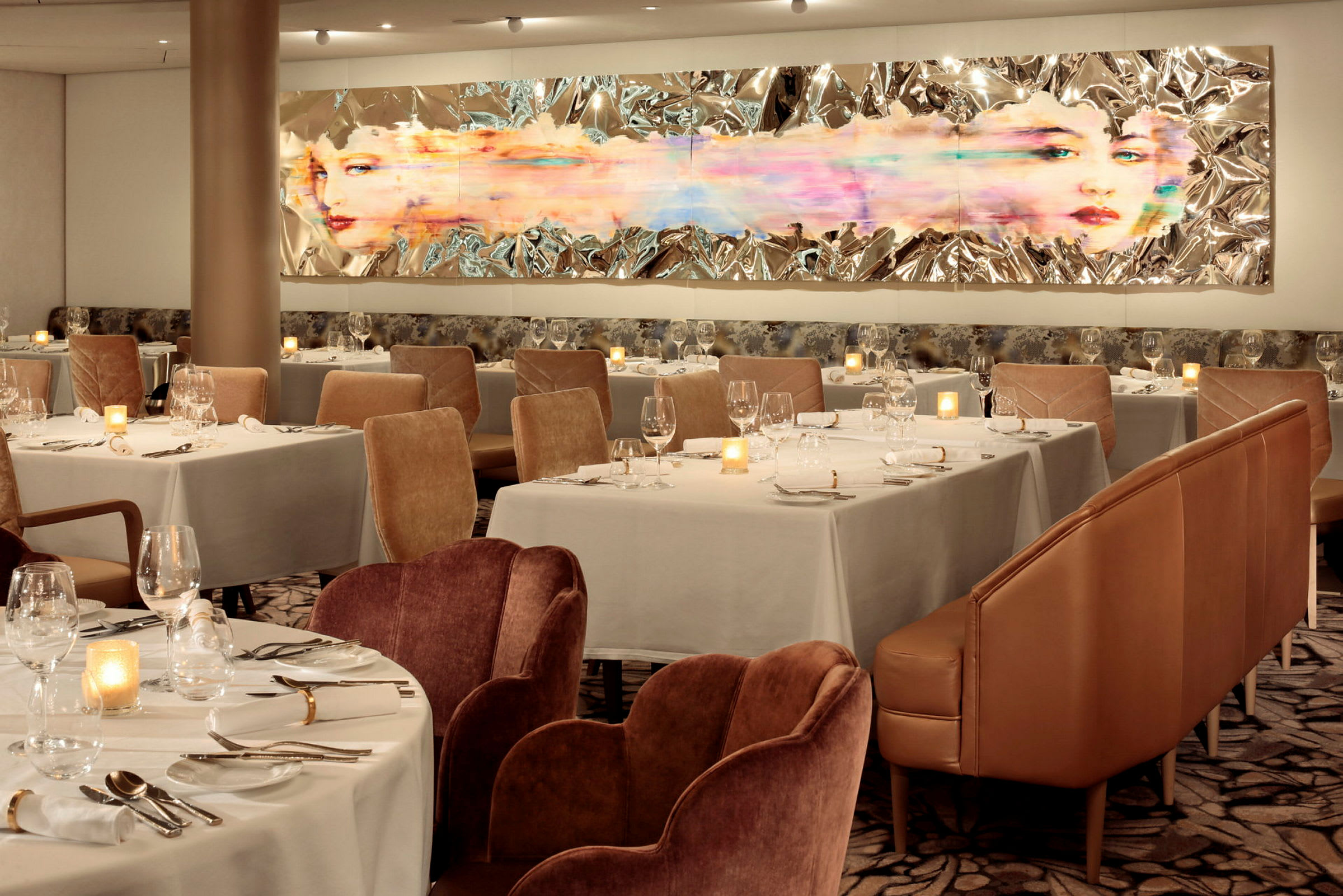 Elegant restaurant med dekkede bord, stolgrupper og moderne kunst på veggen. (AI-generert tekst)