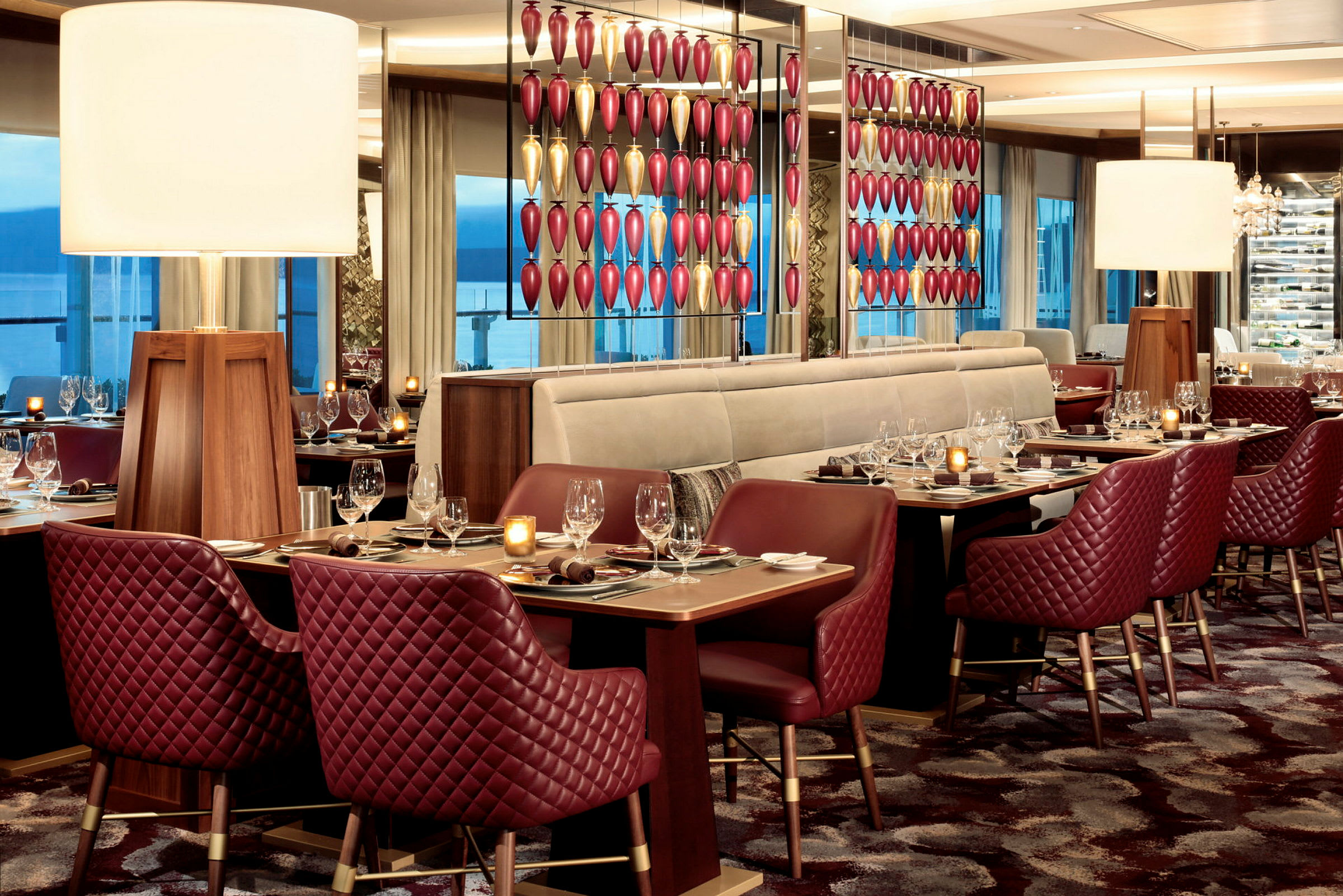 Elegant restaurant med vinrøde stoler og dekorerte bord. (AI-generert tekst)