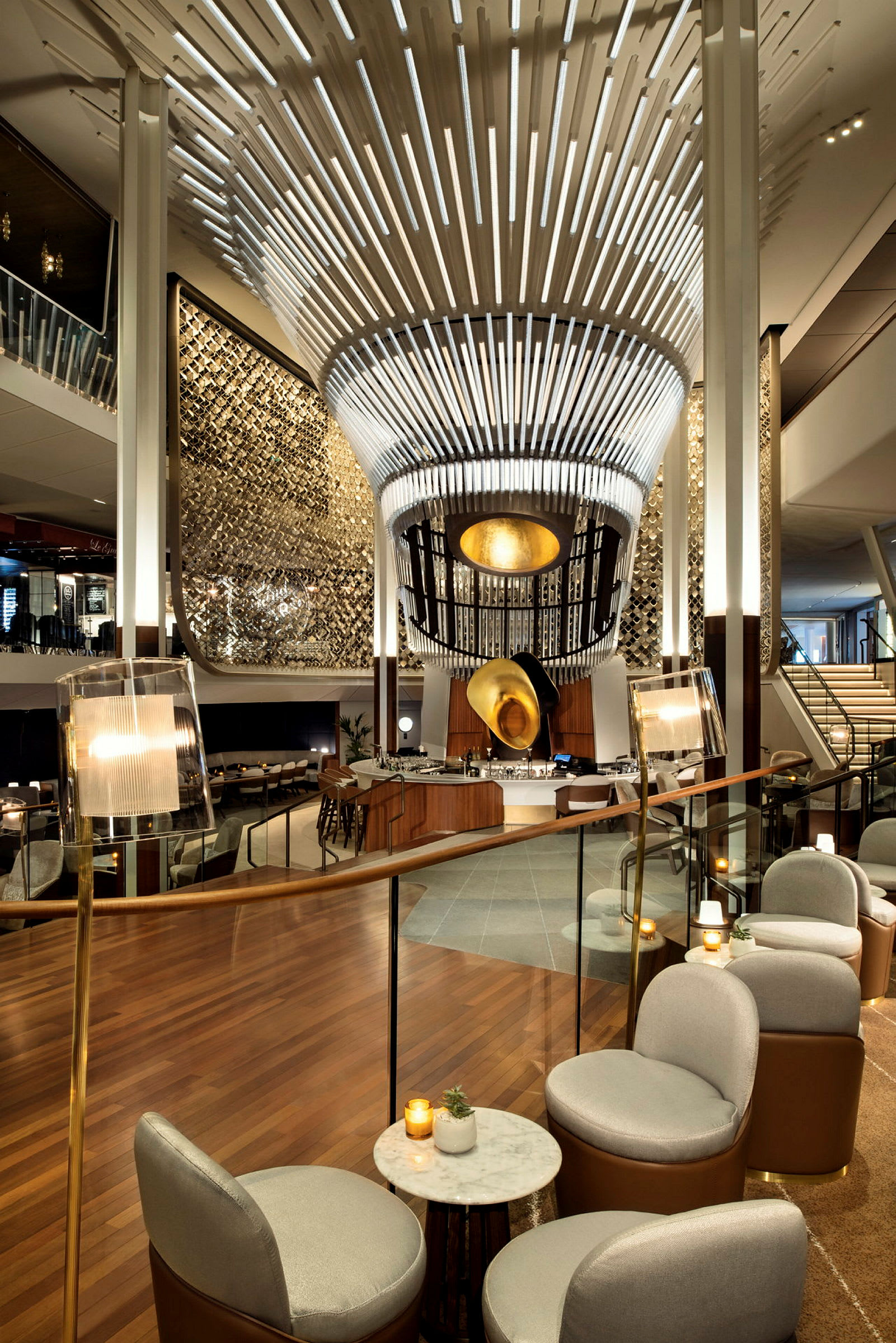 Hotellobby med moderne og elegant innredning, sittegrupper og dekorativ belysning. (AI-generert tekst)