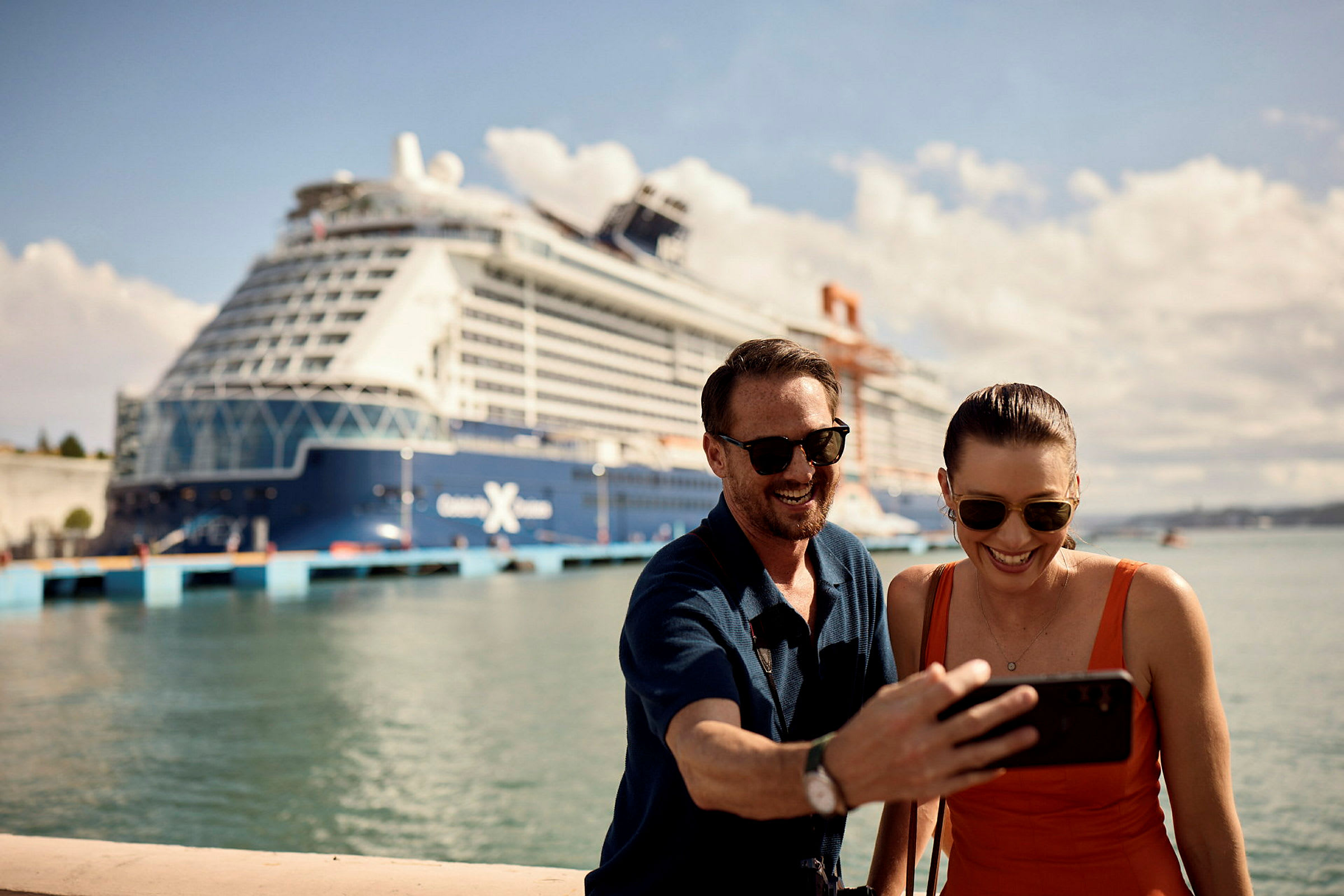 Et stort cruiseskip ligger til kai i en havn. (AI-generert tekst)