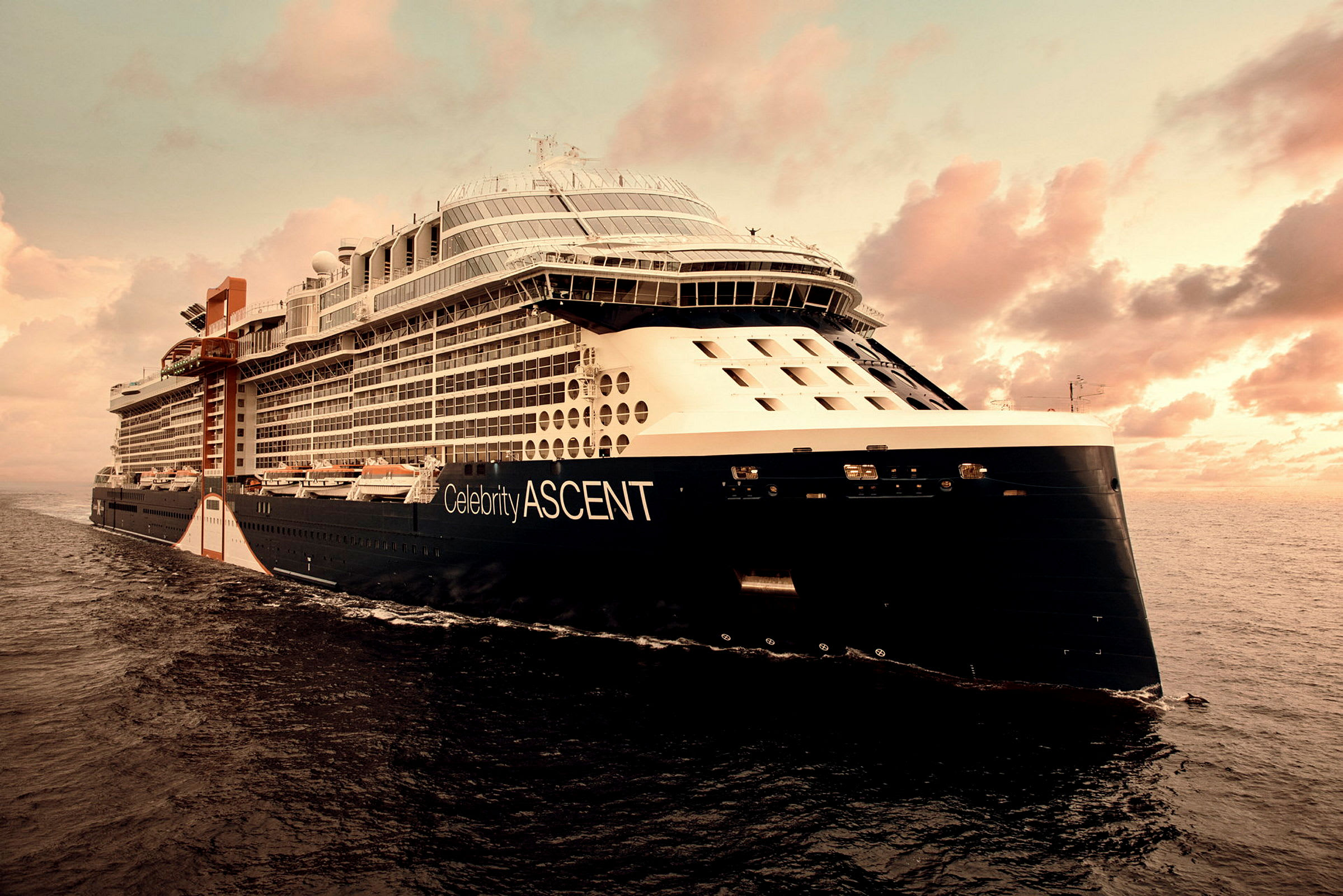Et cruiseskip på havet under seilas ved solnedgang. (AI-generert tekst)