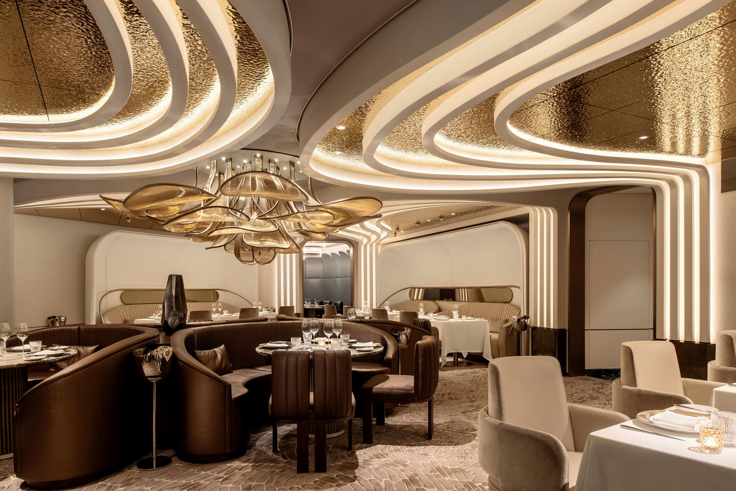 Interiør av en moderne og elegant restaurant med separate sitteplasser og dekorative tak- og lysdetaljer. (AI-generert tekst)