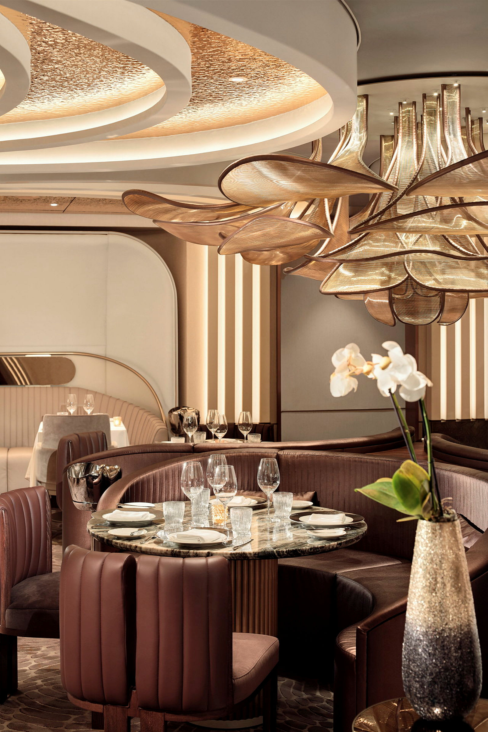 Restaurant med elegant innredning og bord dekket for gjester. (AI-generert tekst)