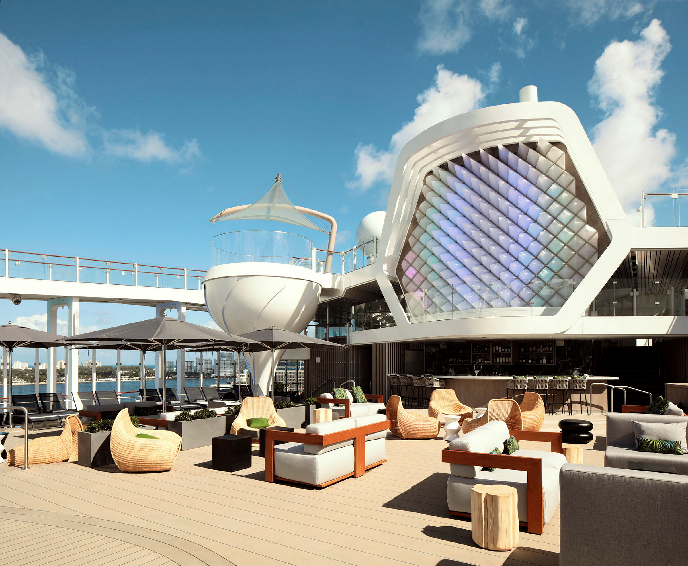 Utendørs loungeområde med sittegrupper og moderne takdesign på et cruiseskip. (AI-generert tekst)