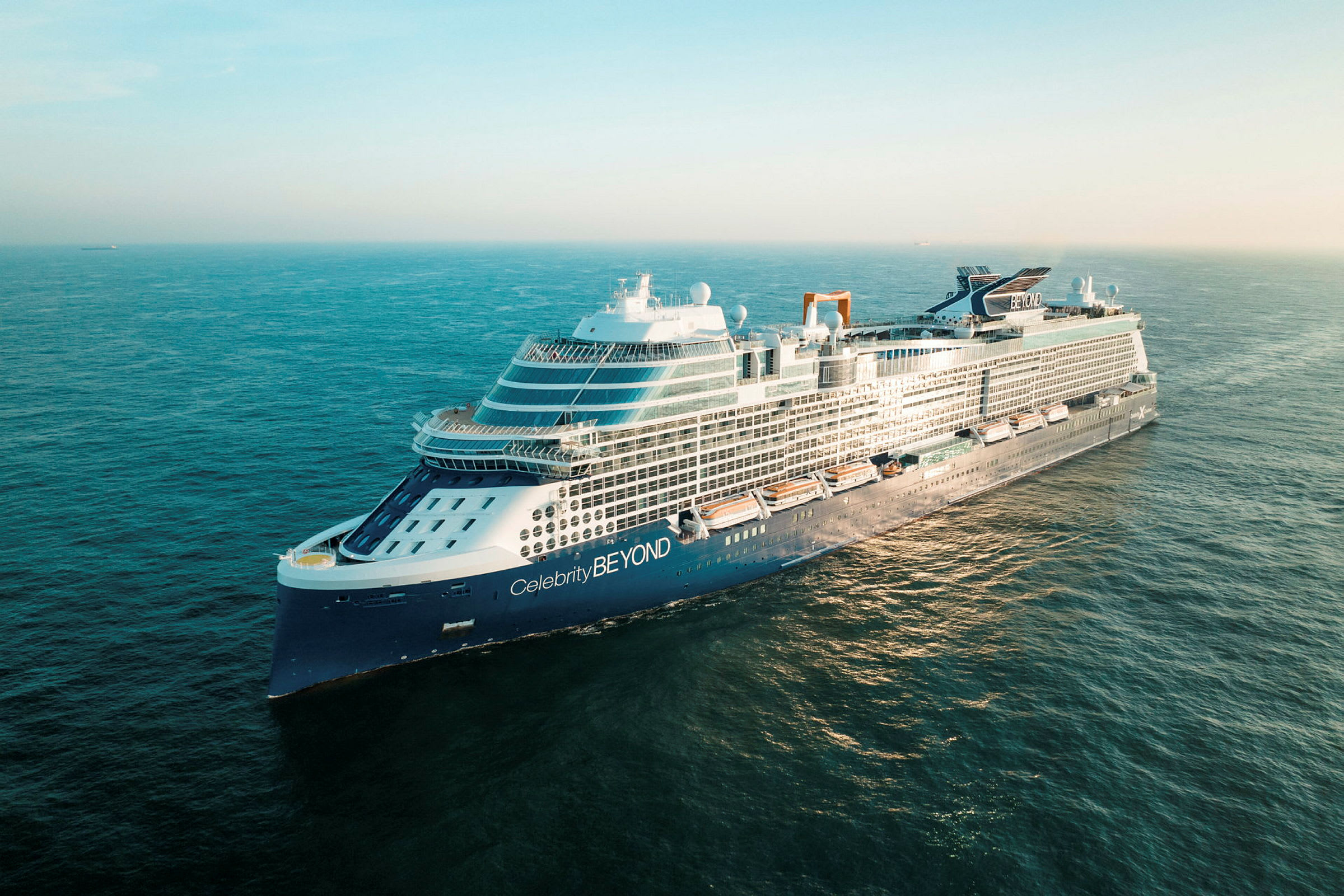 Cruiseskip på åpent hav. (AI-generert tekst)