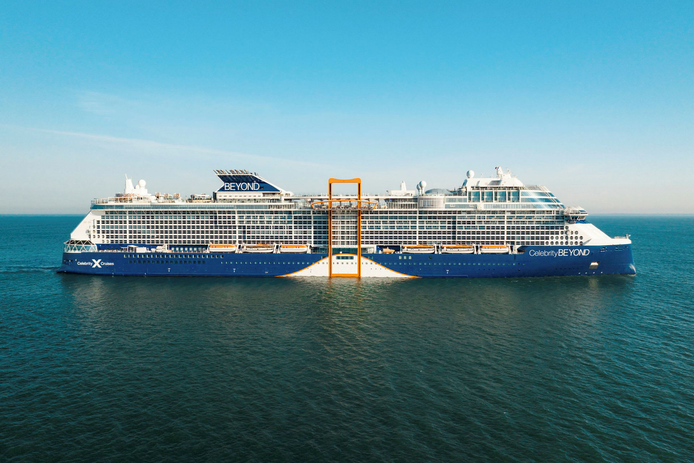 Et cruiseskip på havet fotografert fra siden. (AI-generert tekst)