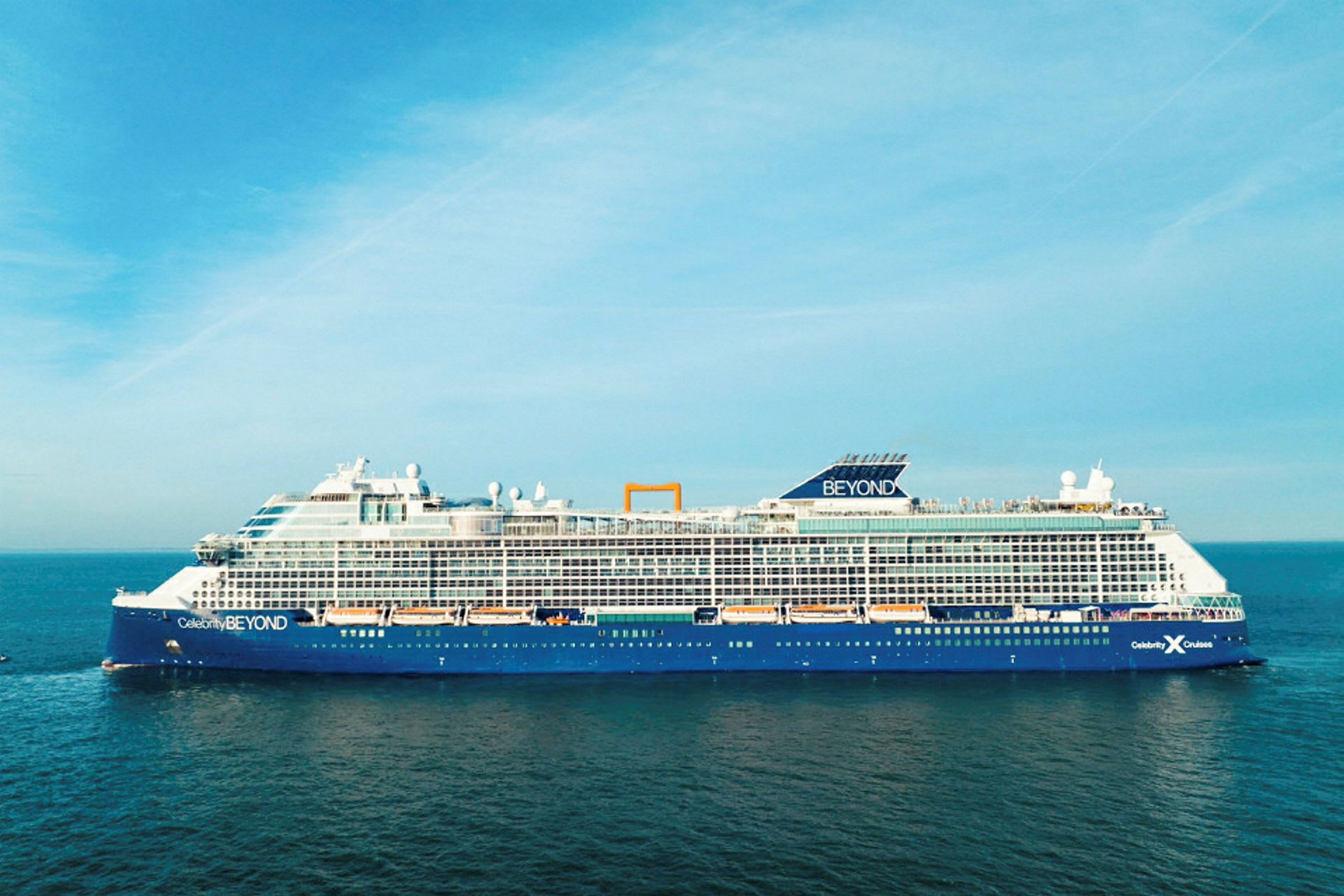 Et moderne cruiseskip på havet. (AI-generert tekst)