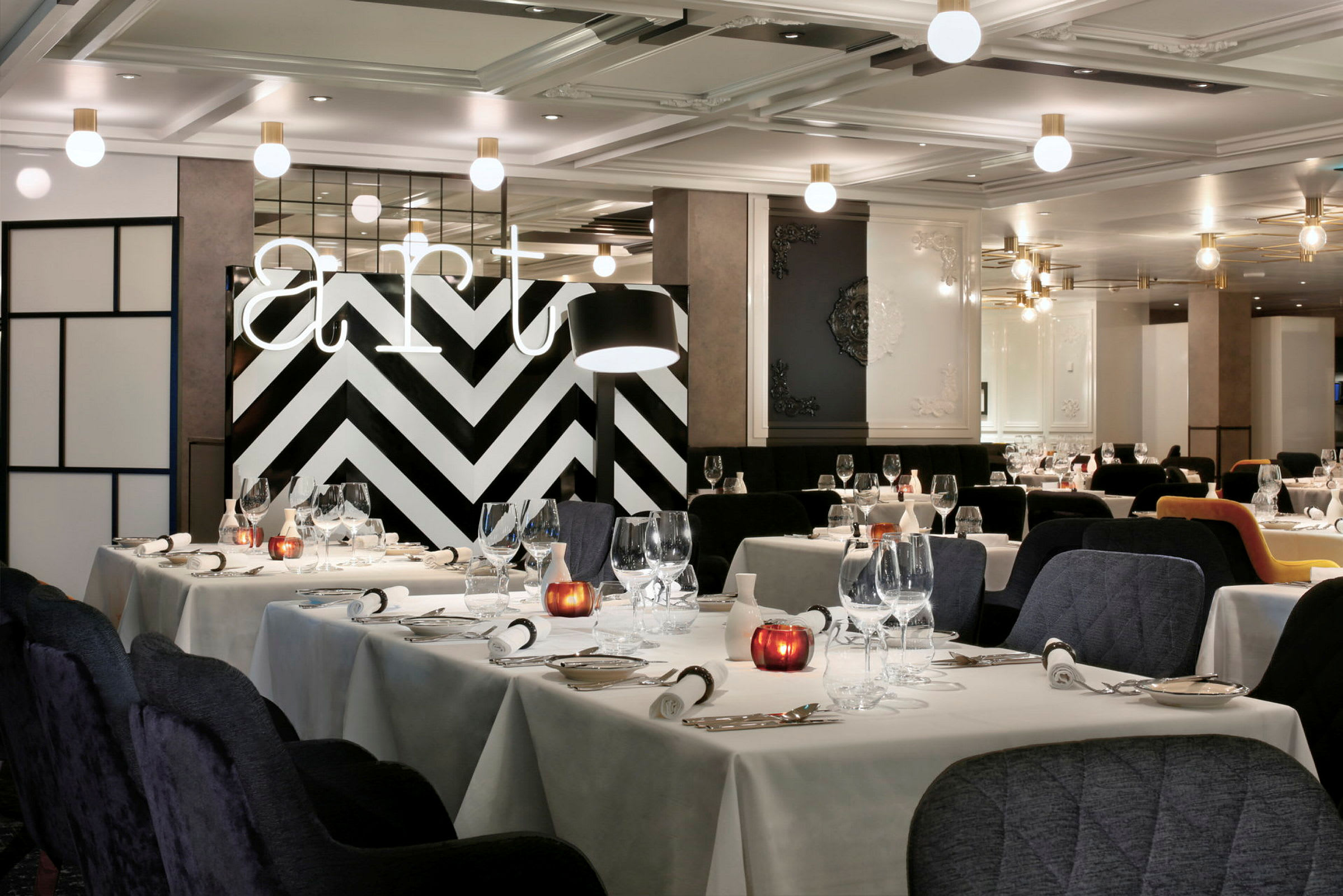 Restaurantinteriør med dekkede bord og moderne innredning. (AI-generert tekst)