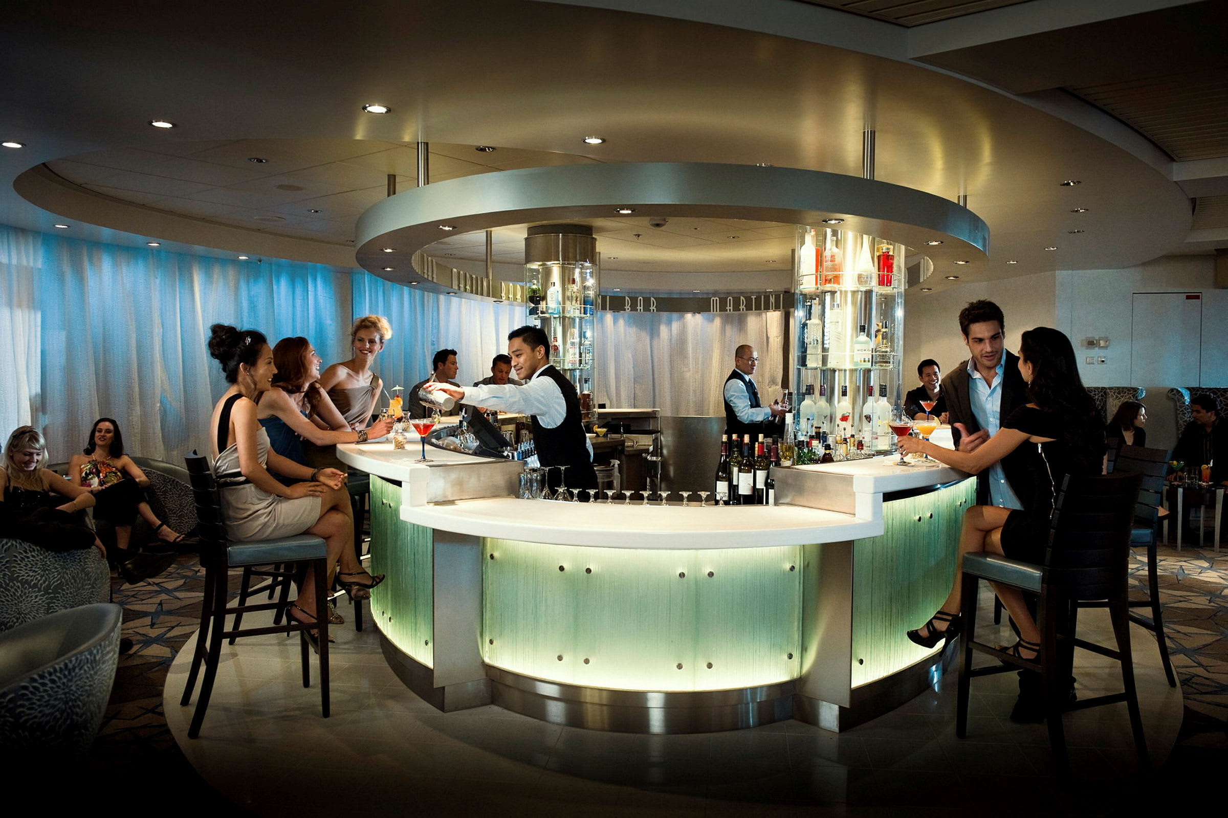 Bar med moderne design og gjester som prater. (AI-generert tekst)