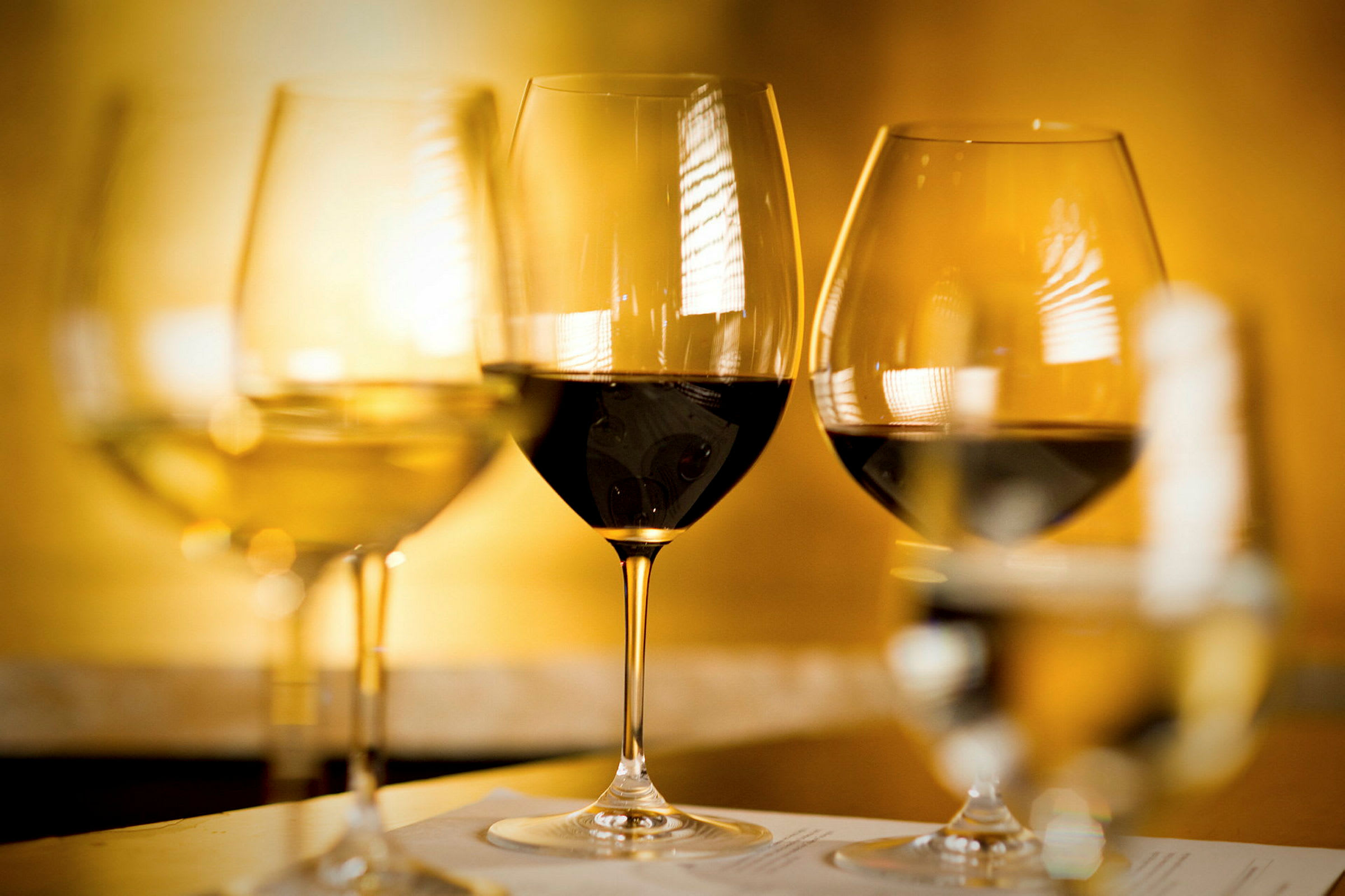 Et utvalg av vinglass halvfulle, fylt med hvit og rød vin. (AI-generert tekst)