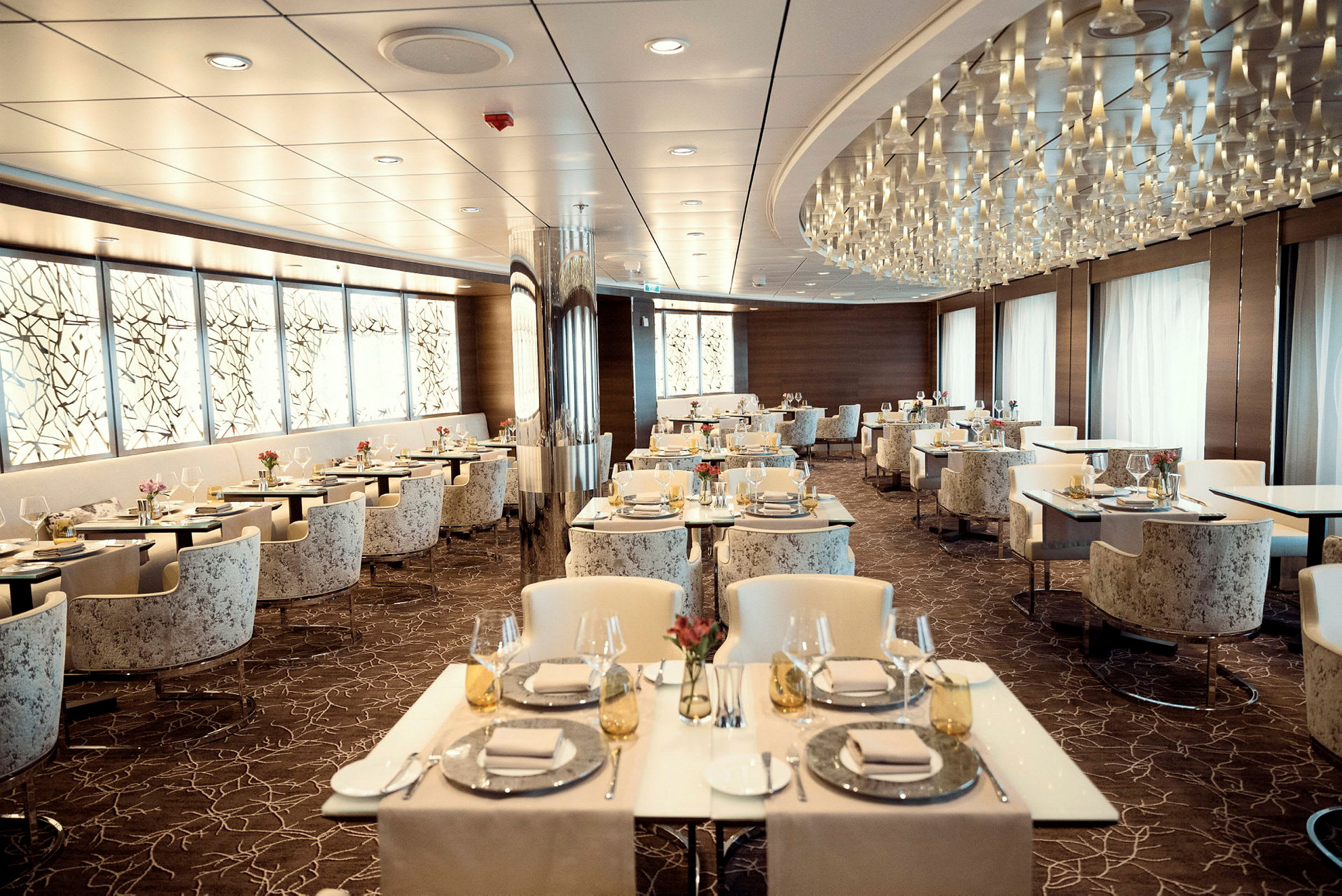 Elegant restaurant med dekkede bord og moderne belysning. (AI-generert tekst)