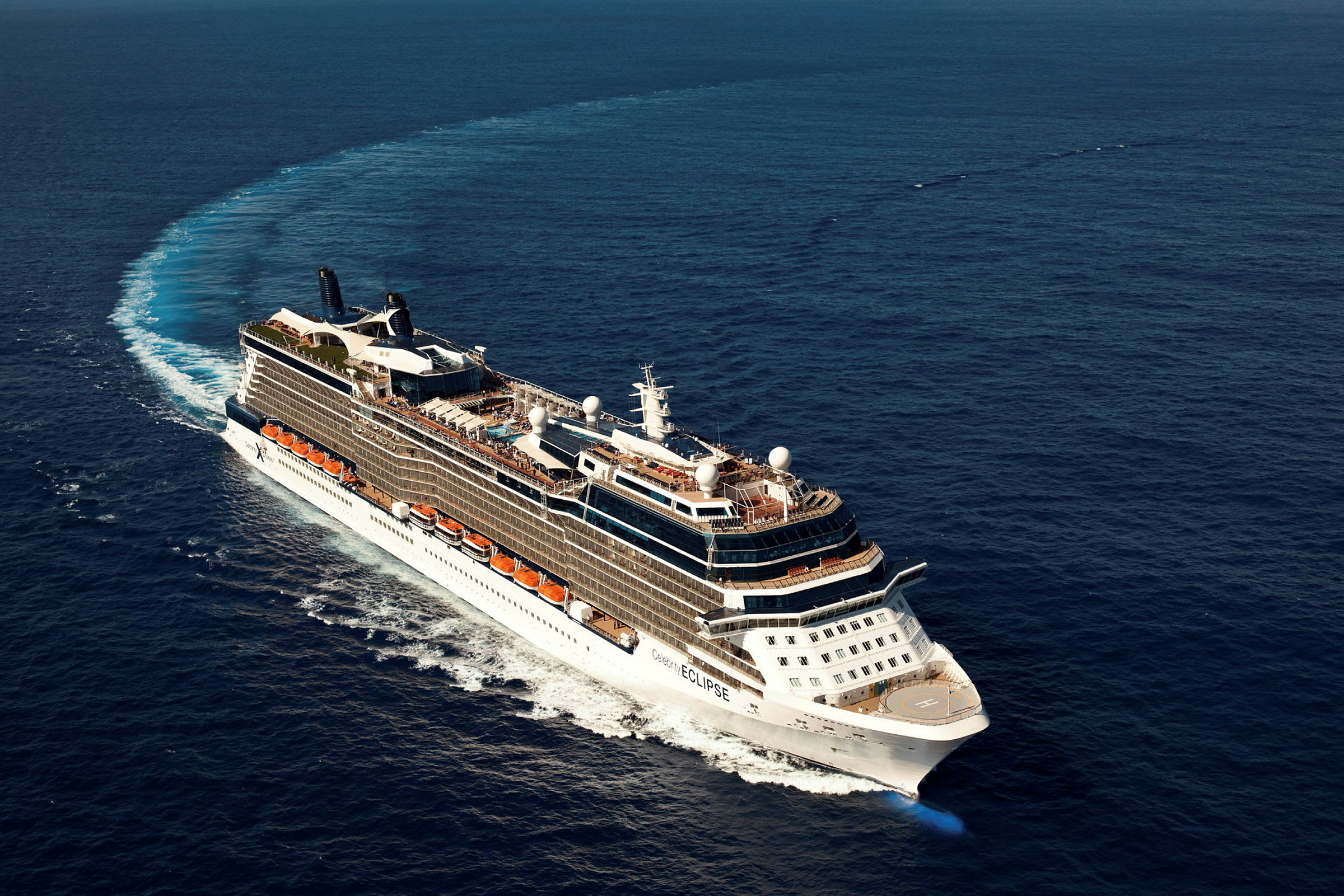 Et cruiseskip beveger seg fremover gjennom det blå havet. (AI-generert tekst)