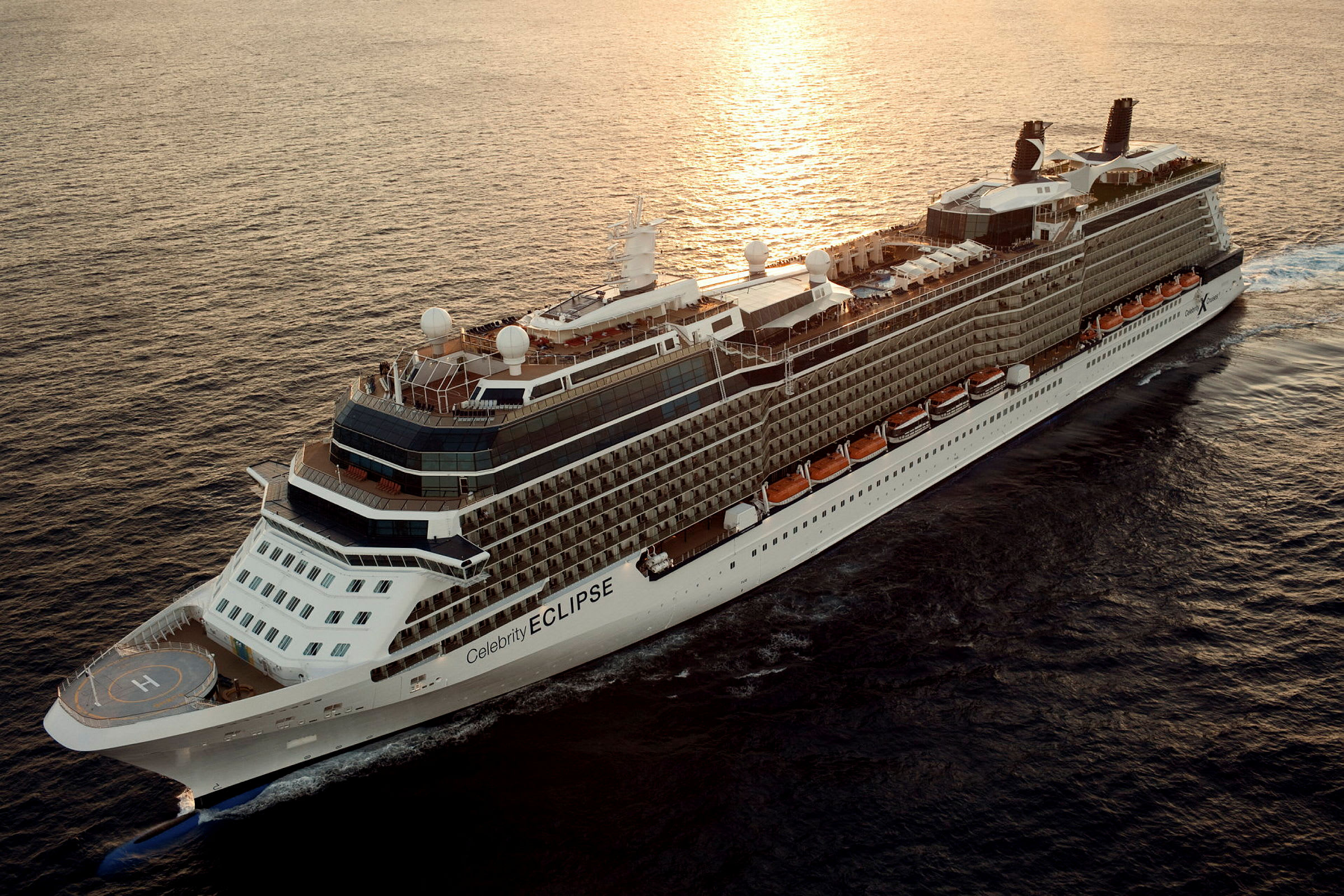 Et cruiseskip på vann ved solnedgang. (AI-generert tekst)