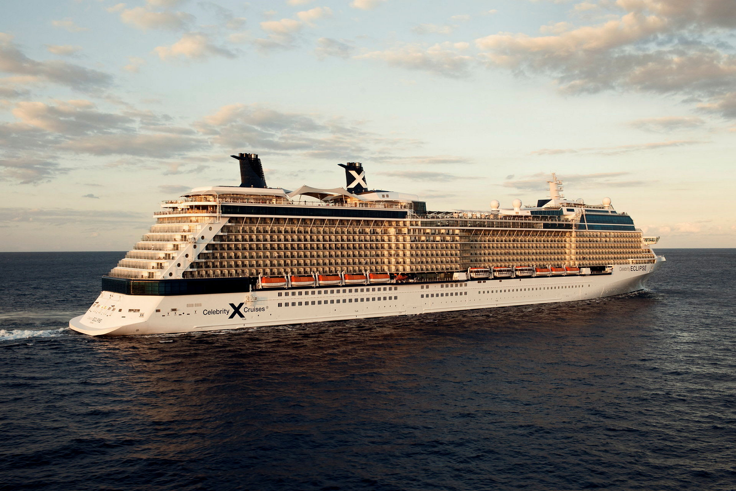 Et cruiseskip på havet under solnedgang. (AI-generert tekst)