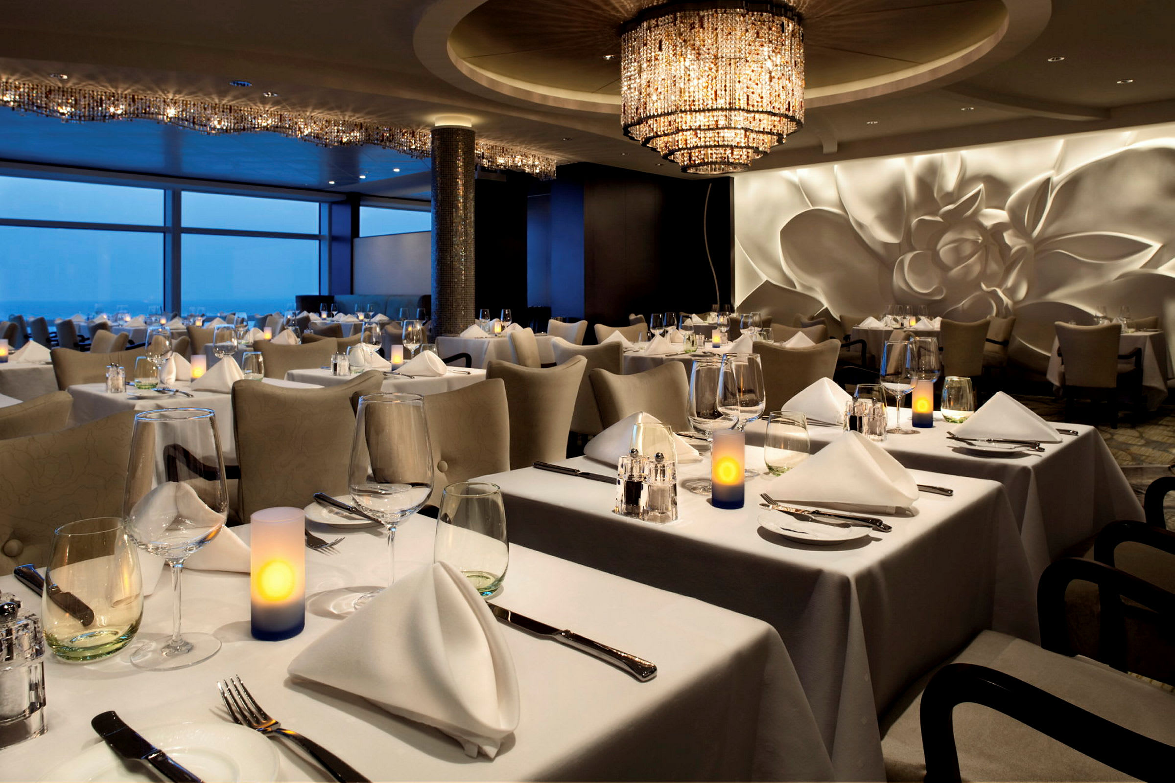 Velarrangert restaurant med bord dekket med hvite duker og dekorative lys. (AI-generert tekst)
