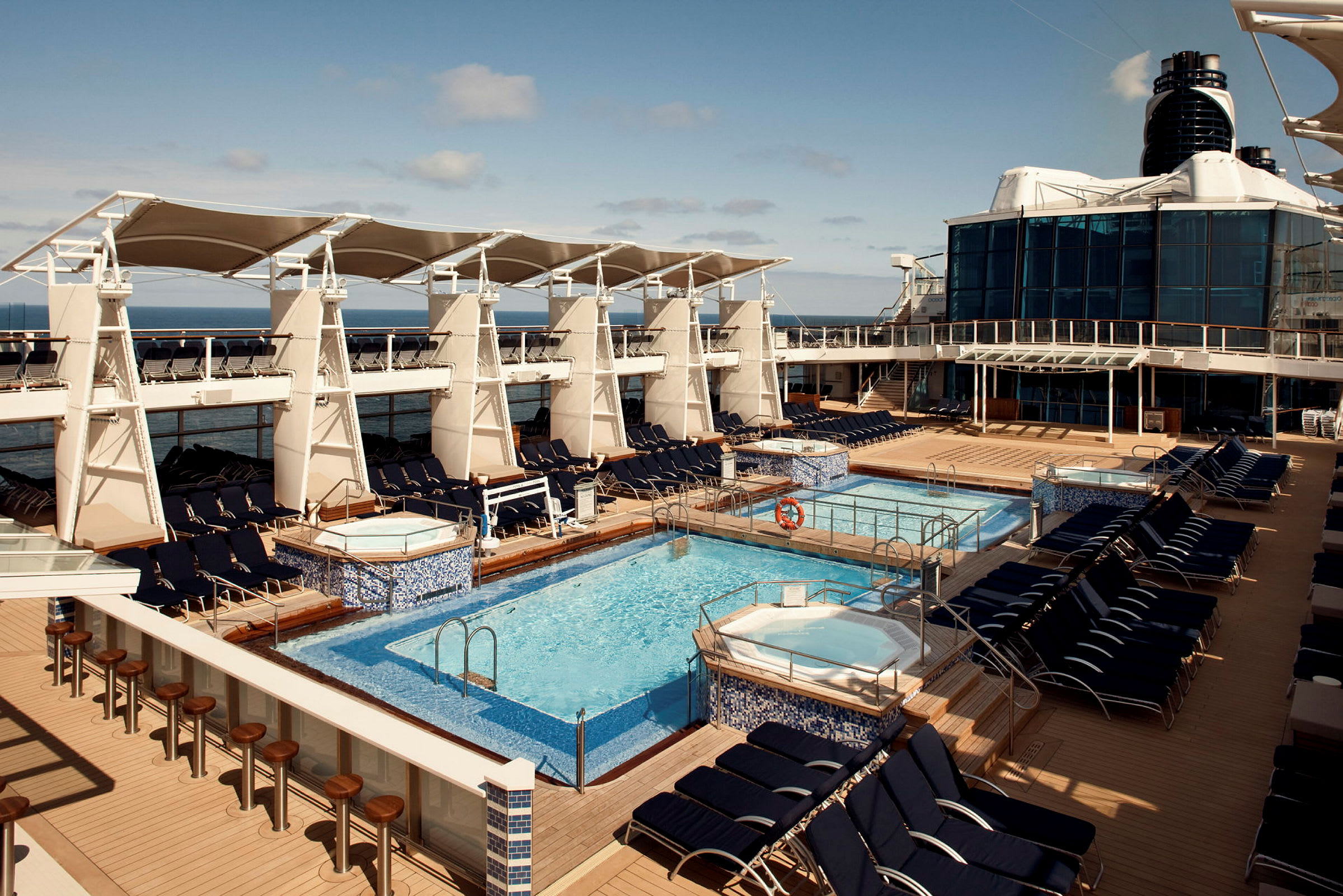 Bassengområde på et cruiseskip. (AI-generert tekst)