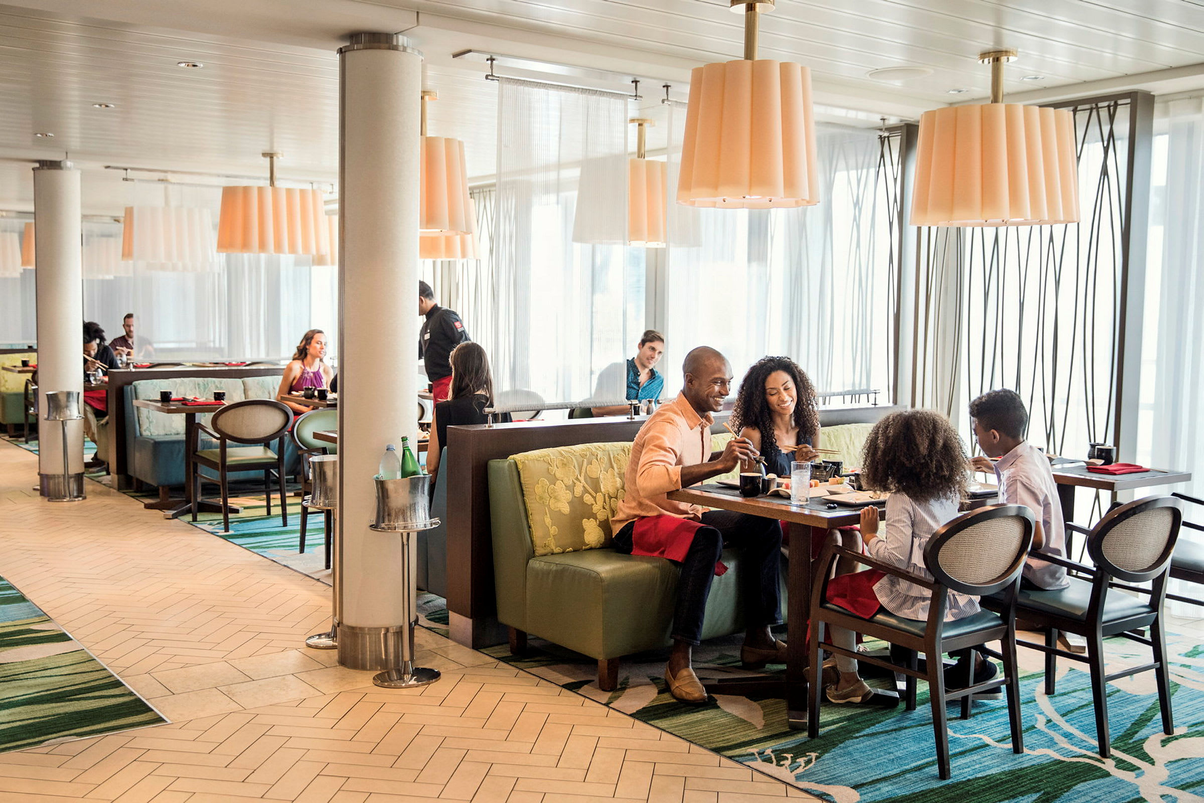 Flere mennesker sitter ved bord i en restaurantmiljø. (AI-generert tekst)