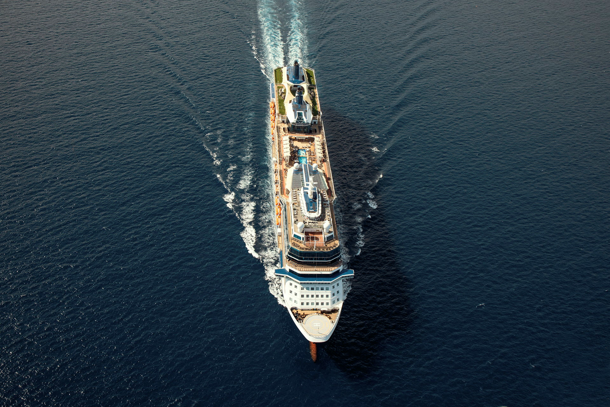 Bilde av et cruiseskip som seiler på åpent vann. (AI-generert tekst)