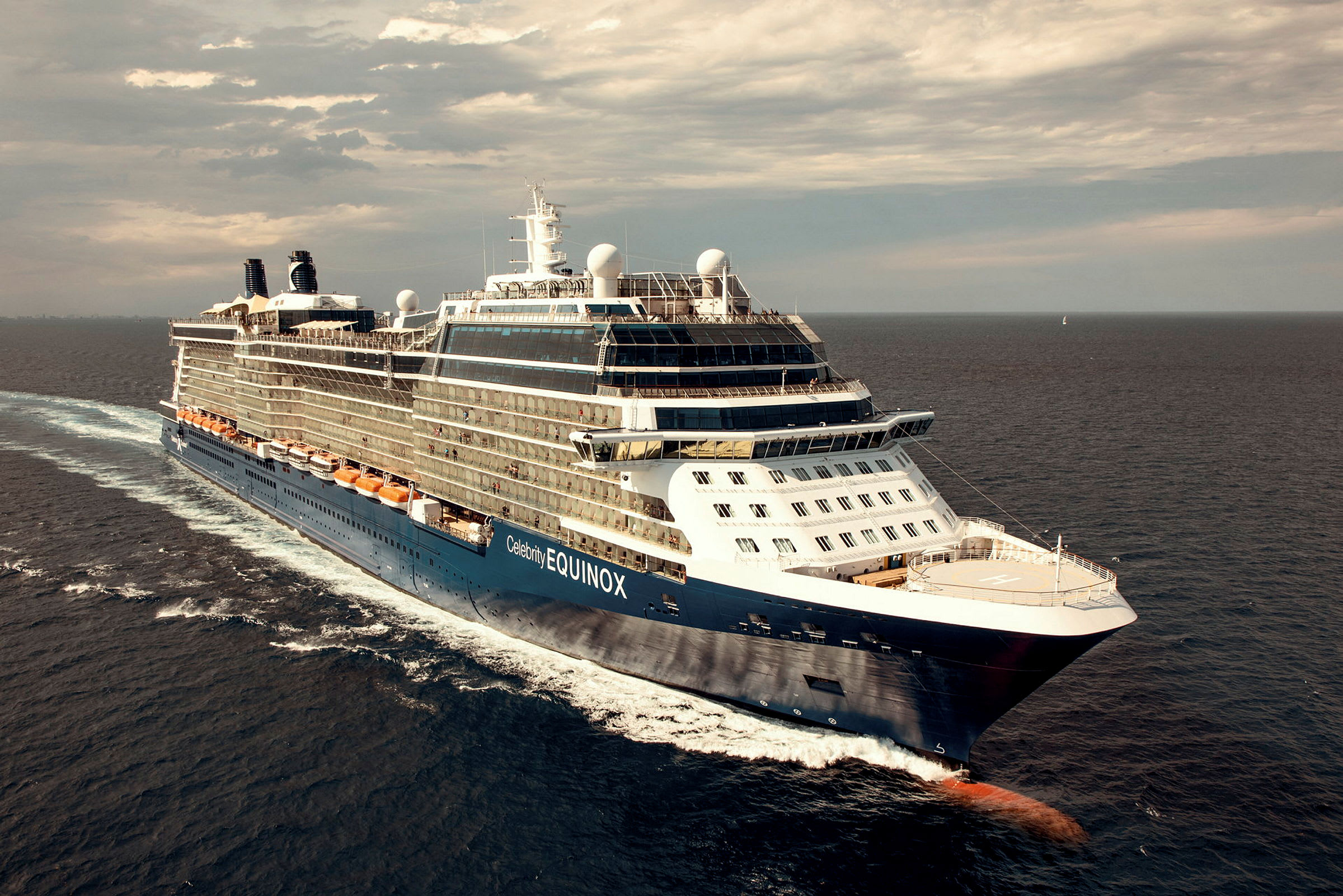 Et stort cruiseskip på åpent hav. (AI-generert tekst)