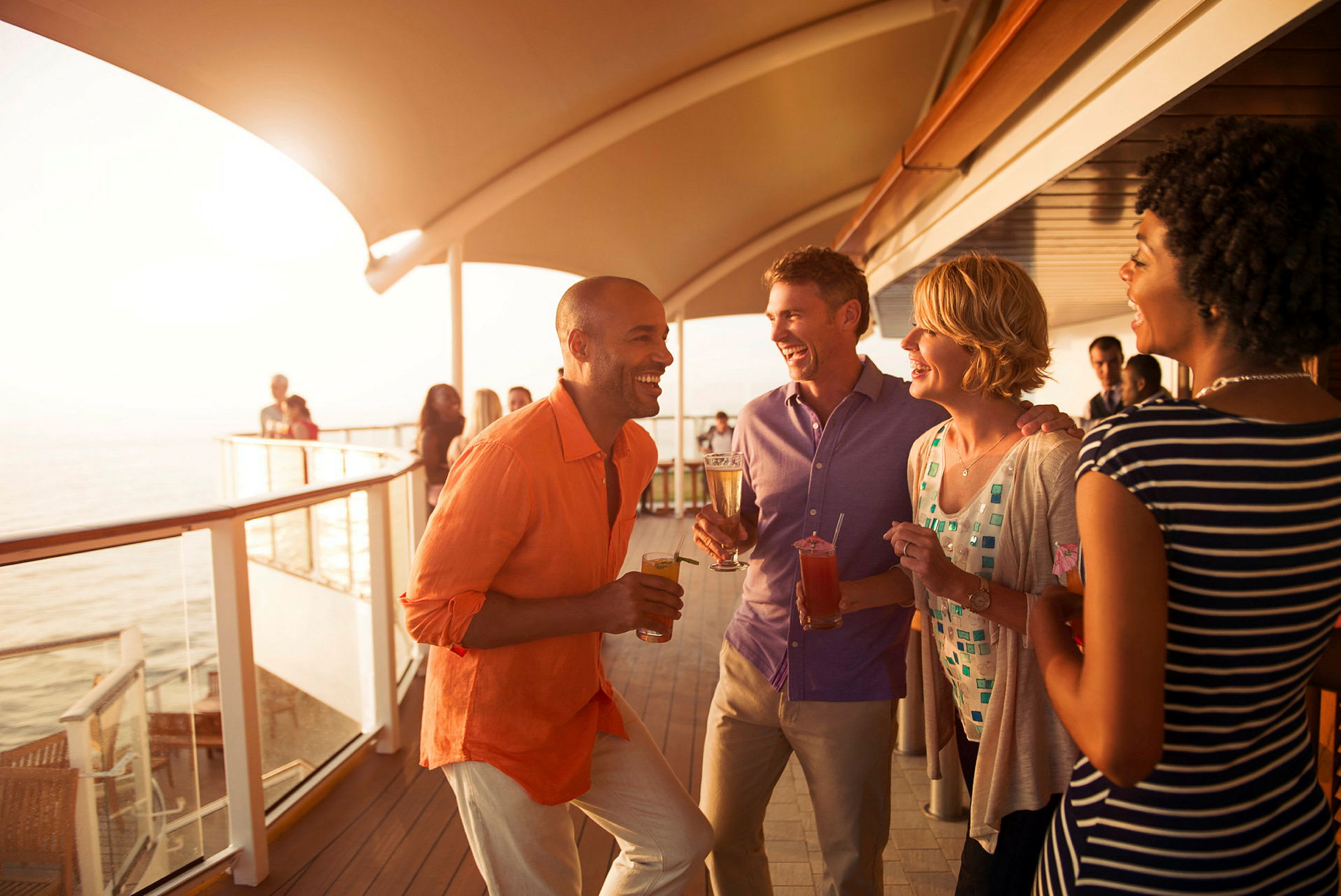 Personer som nyter drinker på en solrik terrasse. (AI-generert tekst)