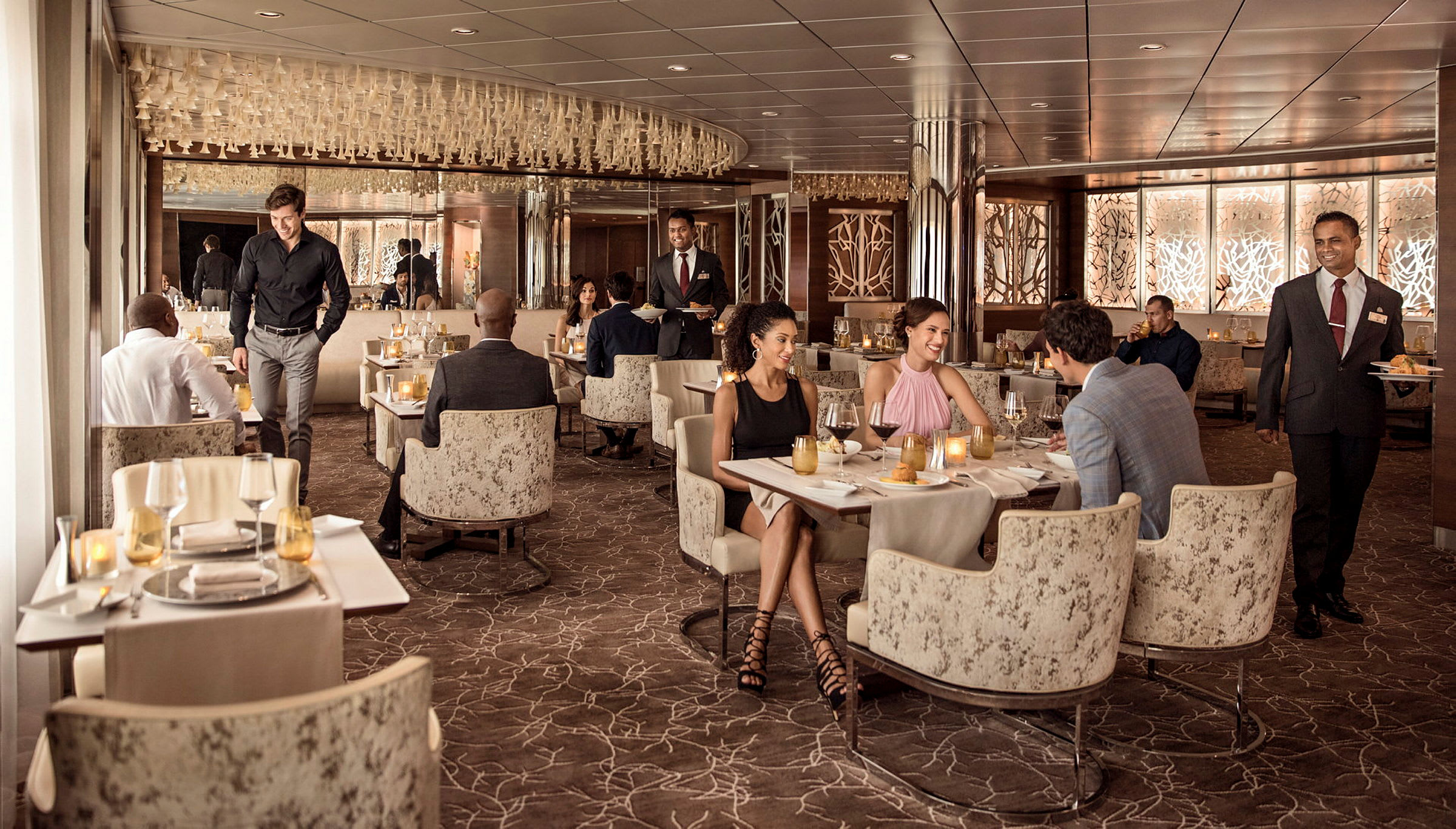 En elegant restaurant med gjester ved bord og servitører som serverer. (AI-generert tekst)