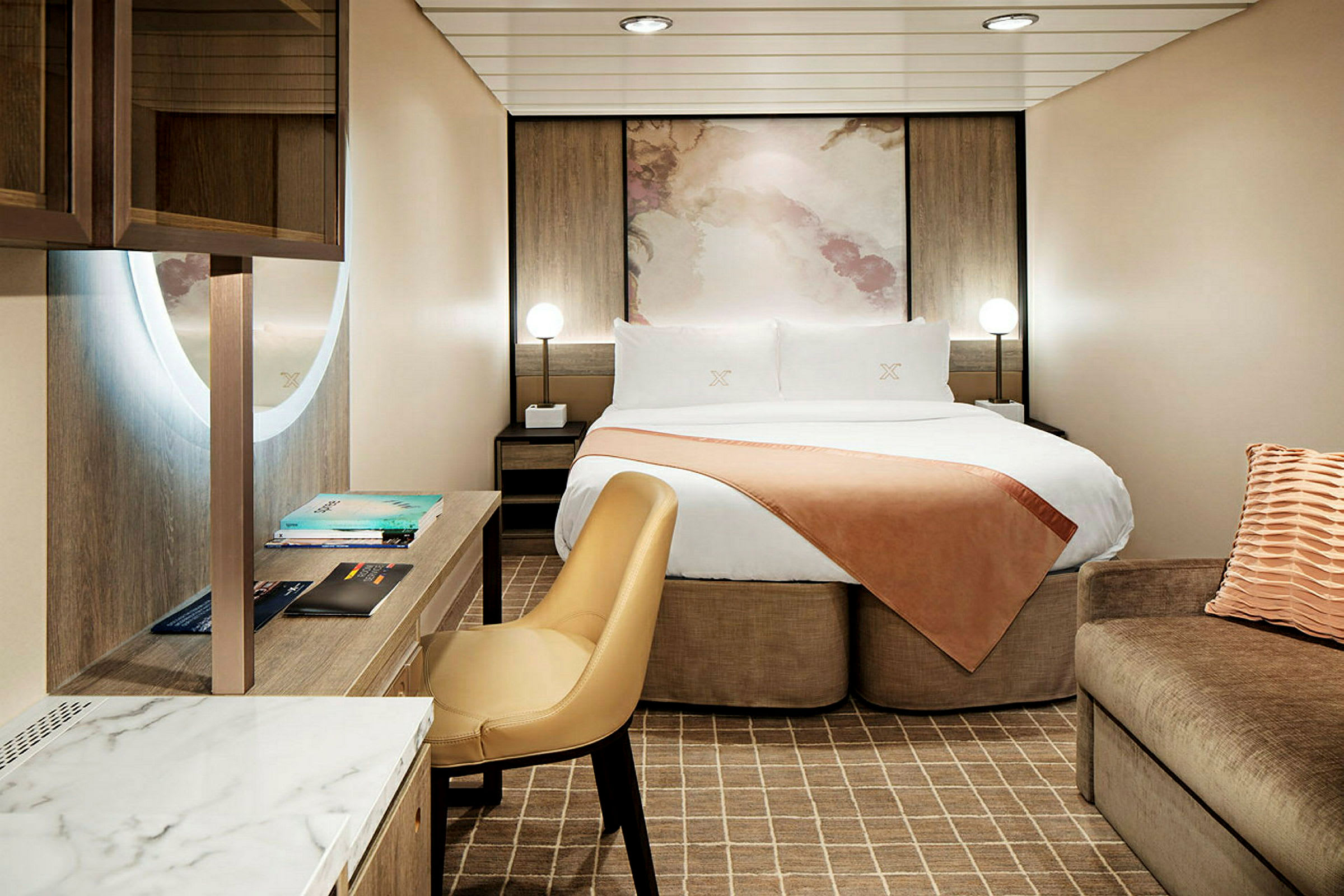 Moderne innredet hotellrom med dobbeltseng, skrivebord og sofa. (AI-generert tekst)