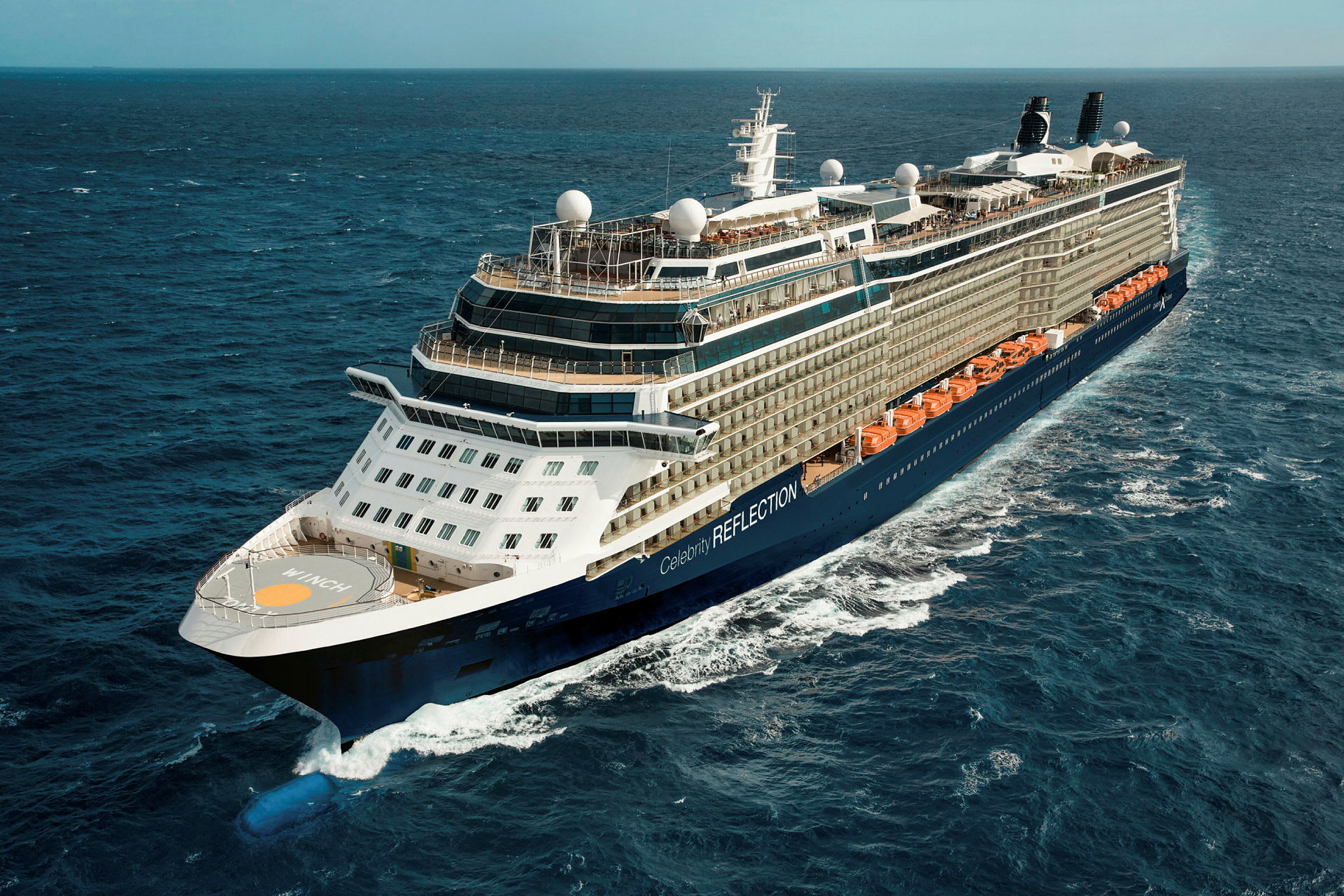 Et stort cruiseskip på åpent hav. (AI-generert tekst)