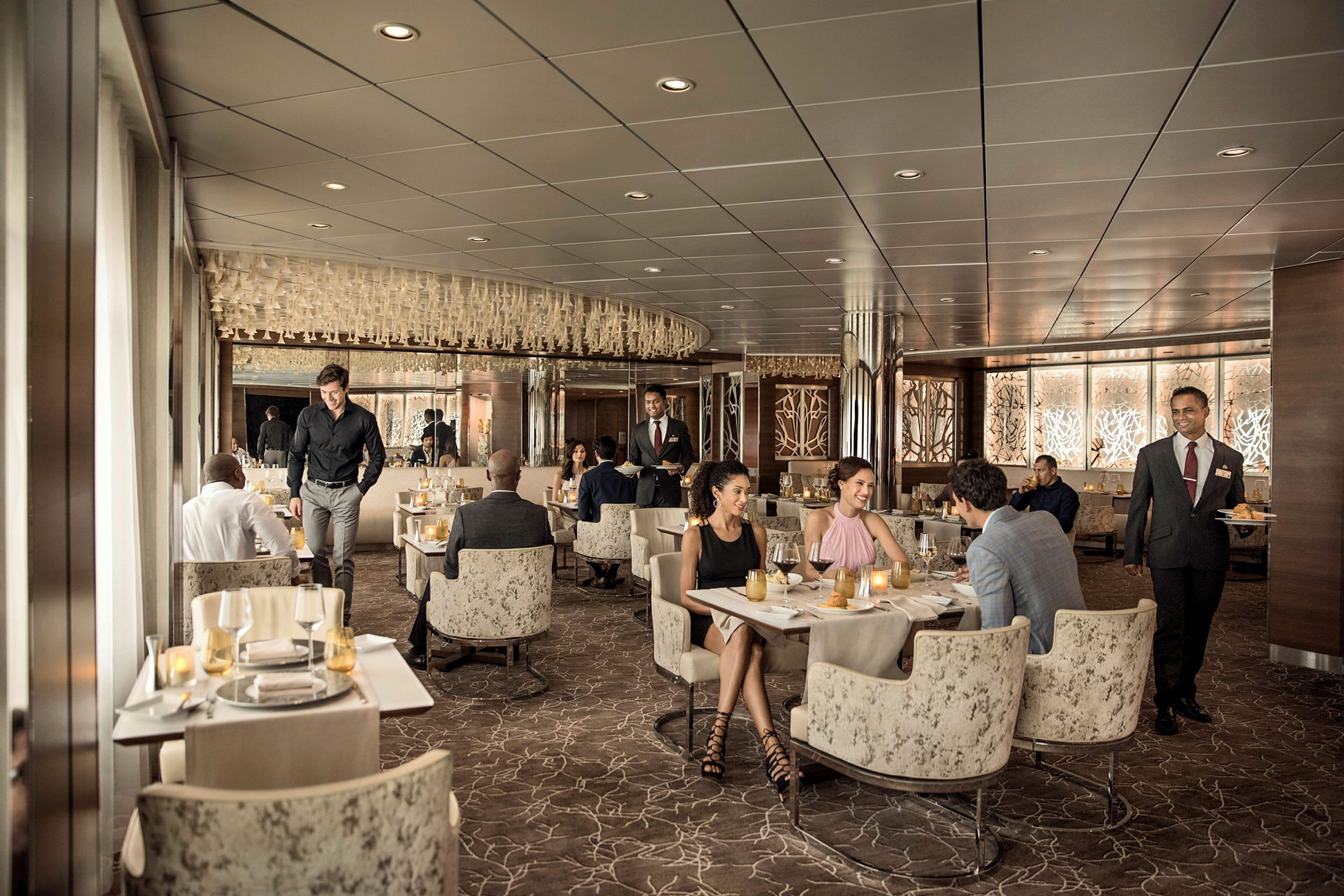 En elegant restaurant med gjester sittende ved bord, polstrede stoler og servitører som serverer. (AI-generert tekst)