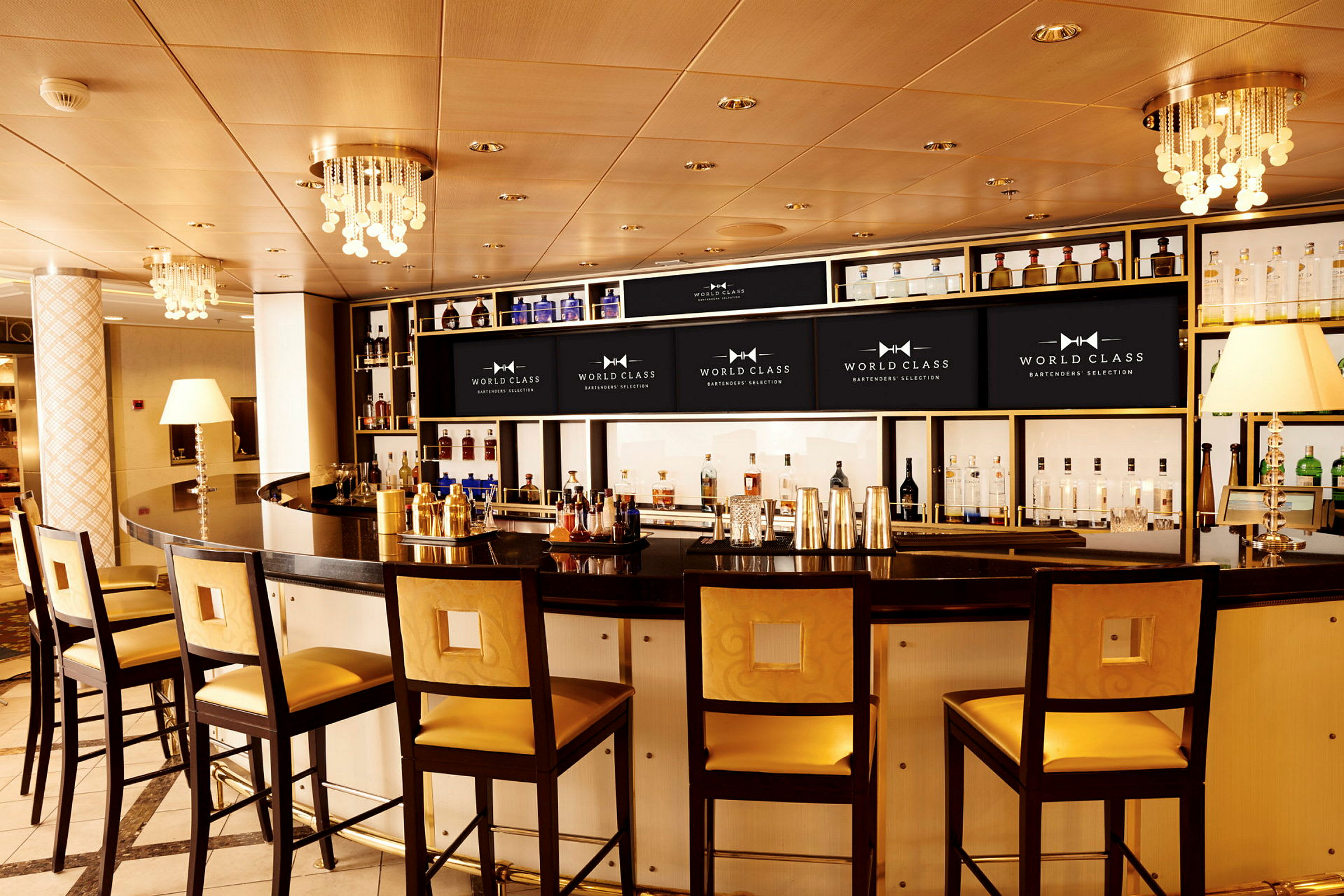 En elegant bar med stoler i tre og glassoppbevaringshyller bak. (AI-generert tekst)
