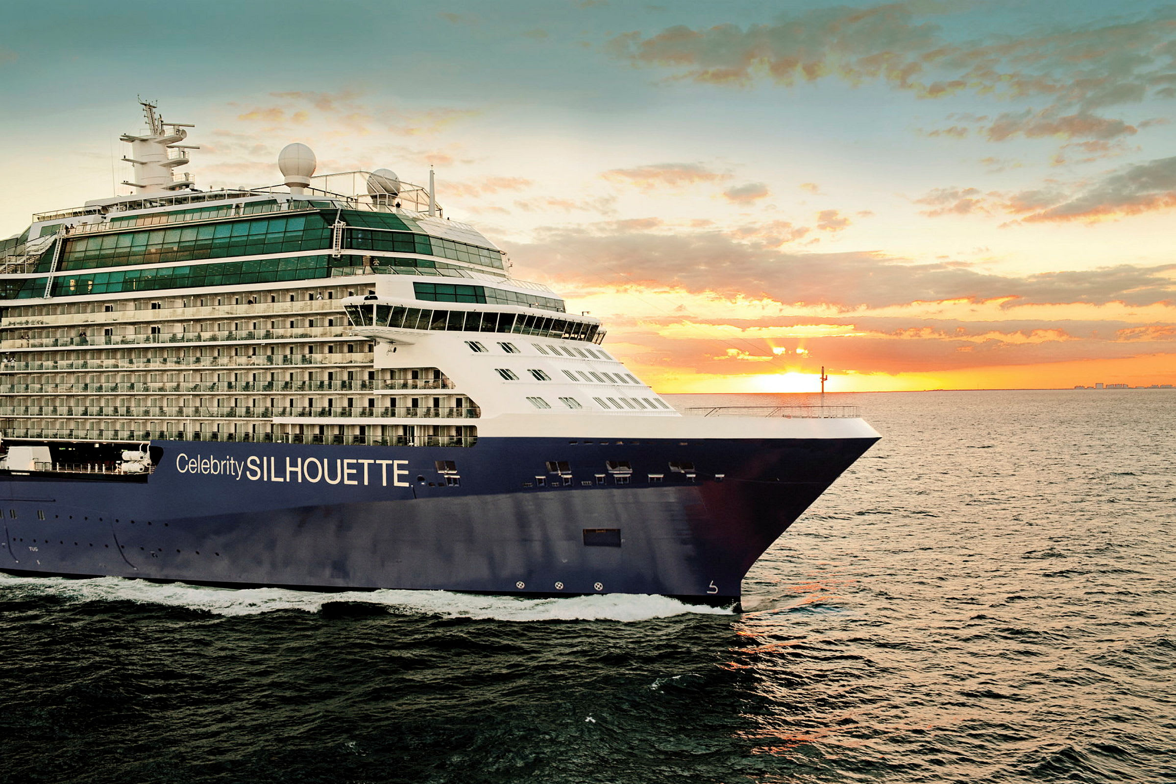 Cruiseskip på sjøen ved solnedgang. (AI-generert tekst)