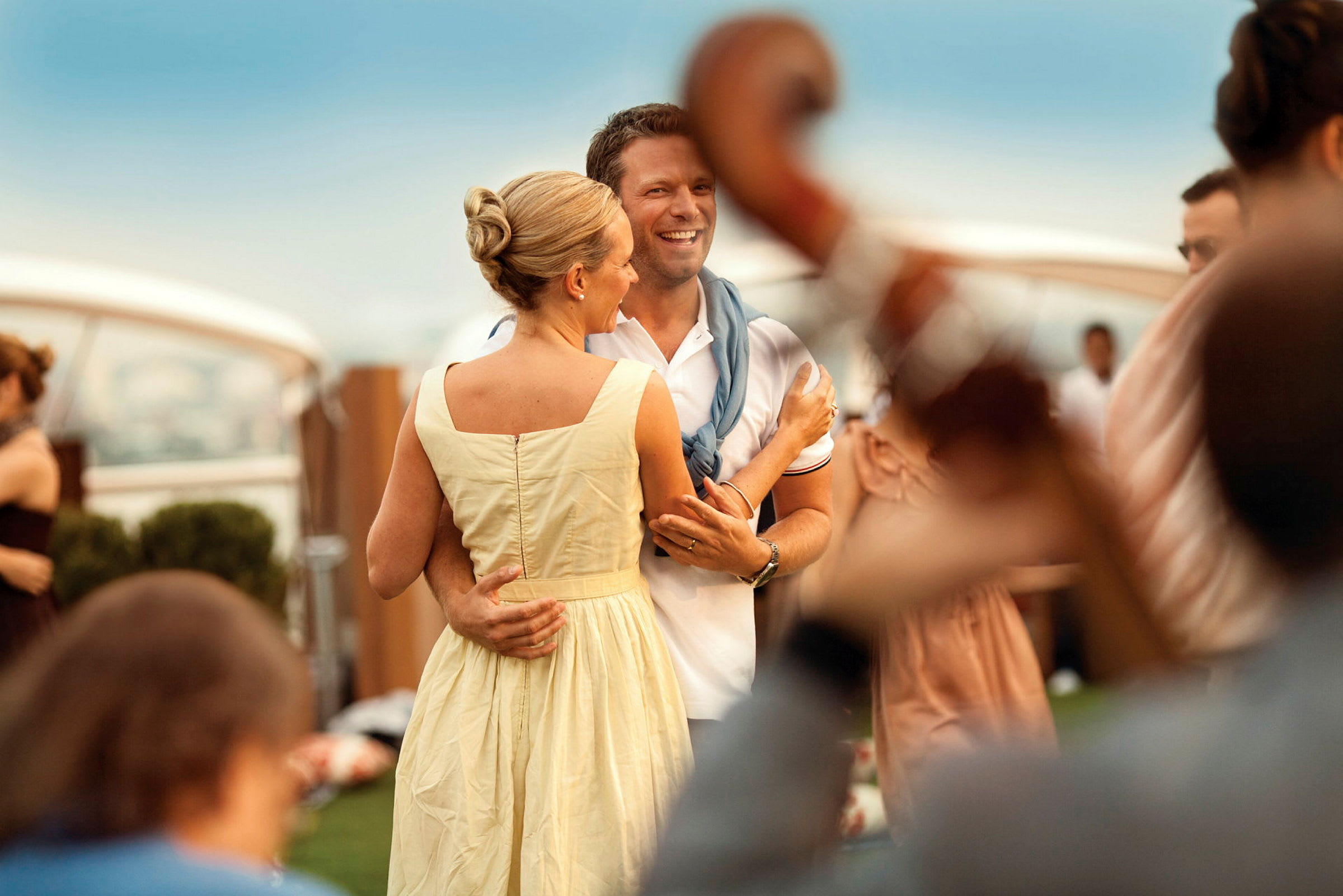 To personer danser på en fest på plenen med musikere i forgrunnen. (AI-generert tekst)