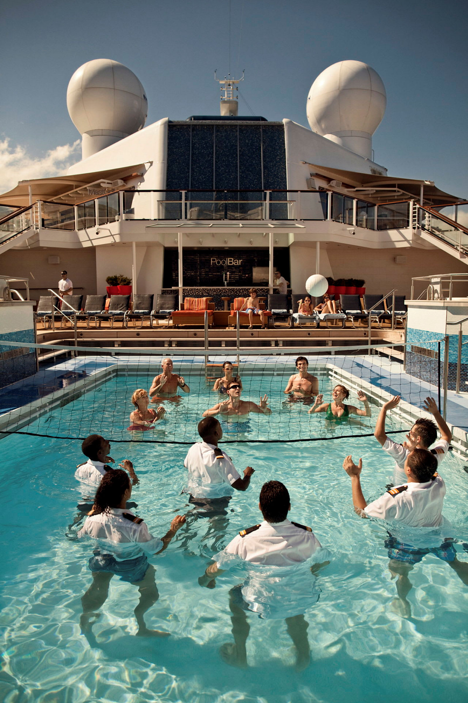 Personer spiller volleyball i et basseng på et cruiseskip. (AI-generert tekst)