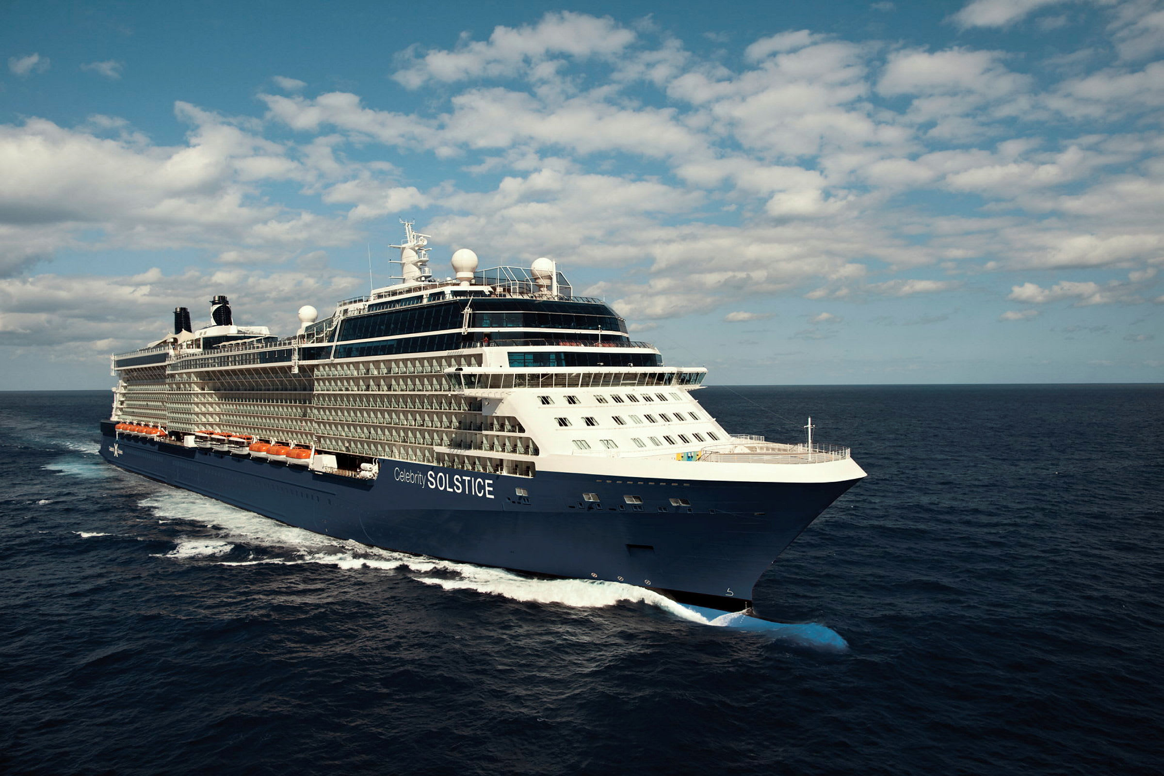 Et cruiseskip seiler på åpent hav under en klar himmel. (AI-generert tekst)