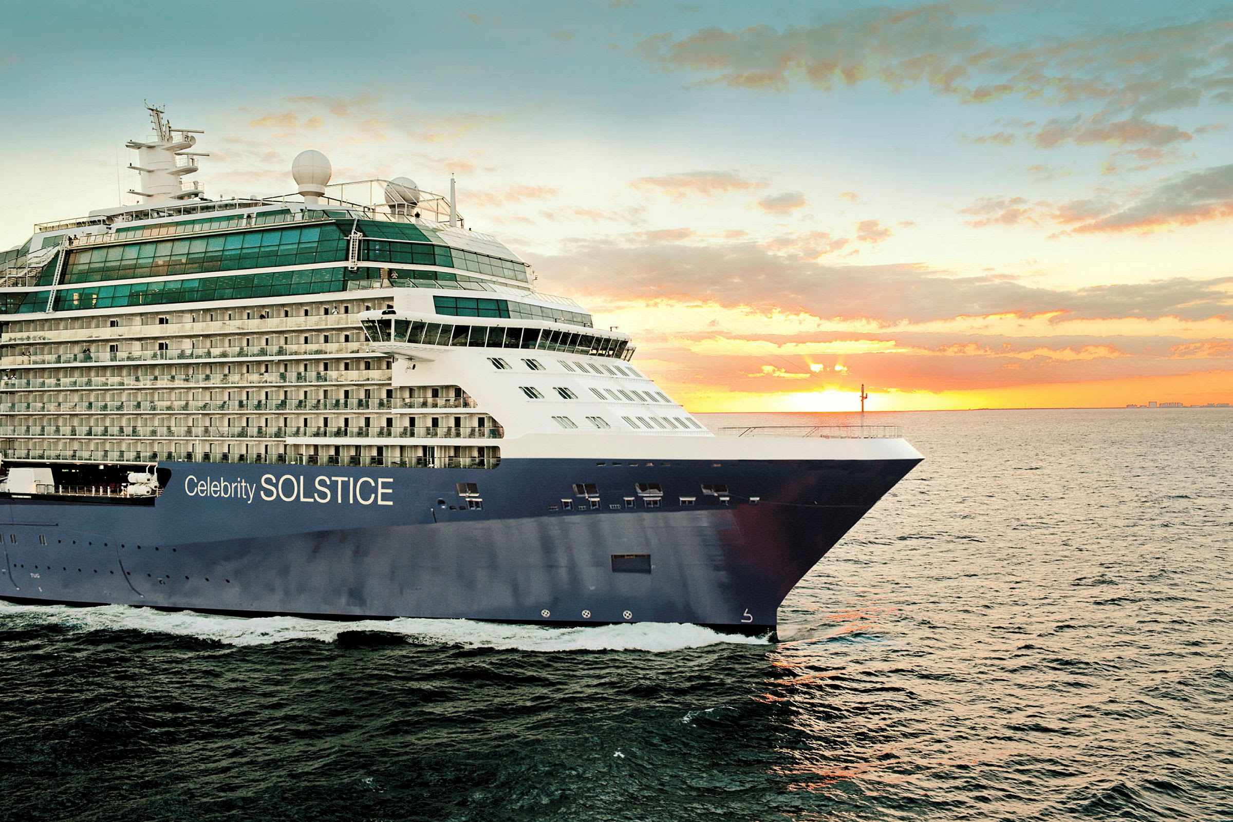 Et cruiseskip ved solnedgang. (AI-generert tekst)