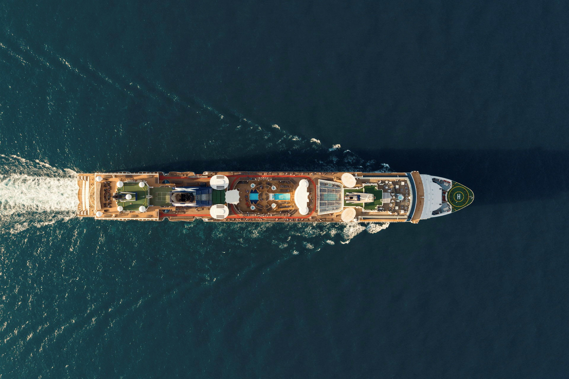 Luftfoto av et cruiseskip på havet. (AI-generert tekst)