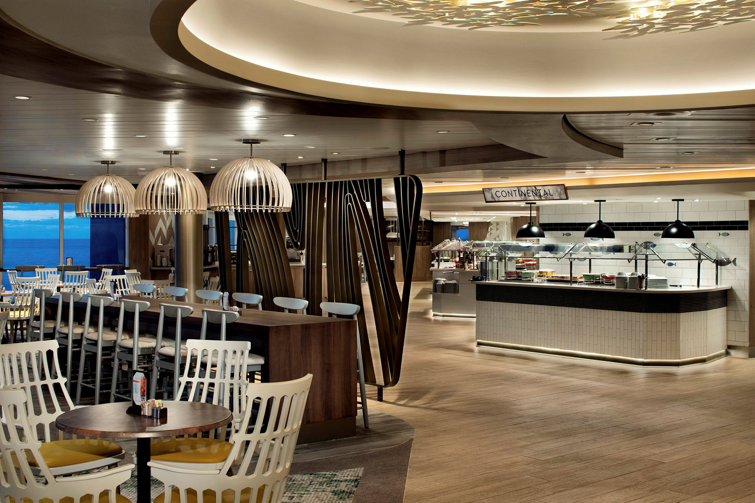 En moderne restaurant med treinteriør, bord og stoler samt en buffédisk. (AI-generert tekst)