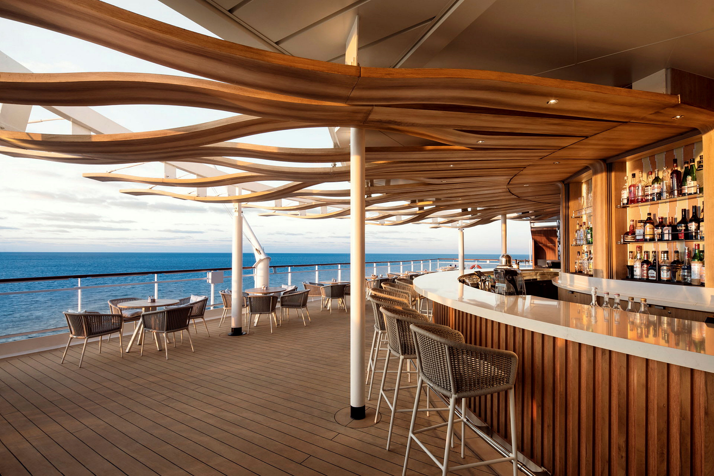 Utendørs bar med sitteplasser og utsikt over havet. (AI-generert tekst)