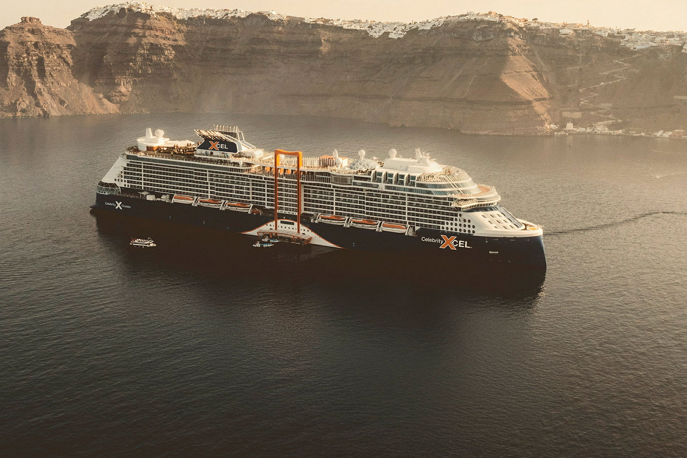Et cruiseskip ligger i vannet ved en klippe. (AI-generert tekst)