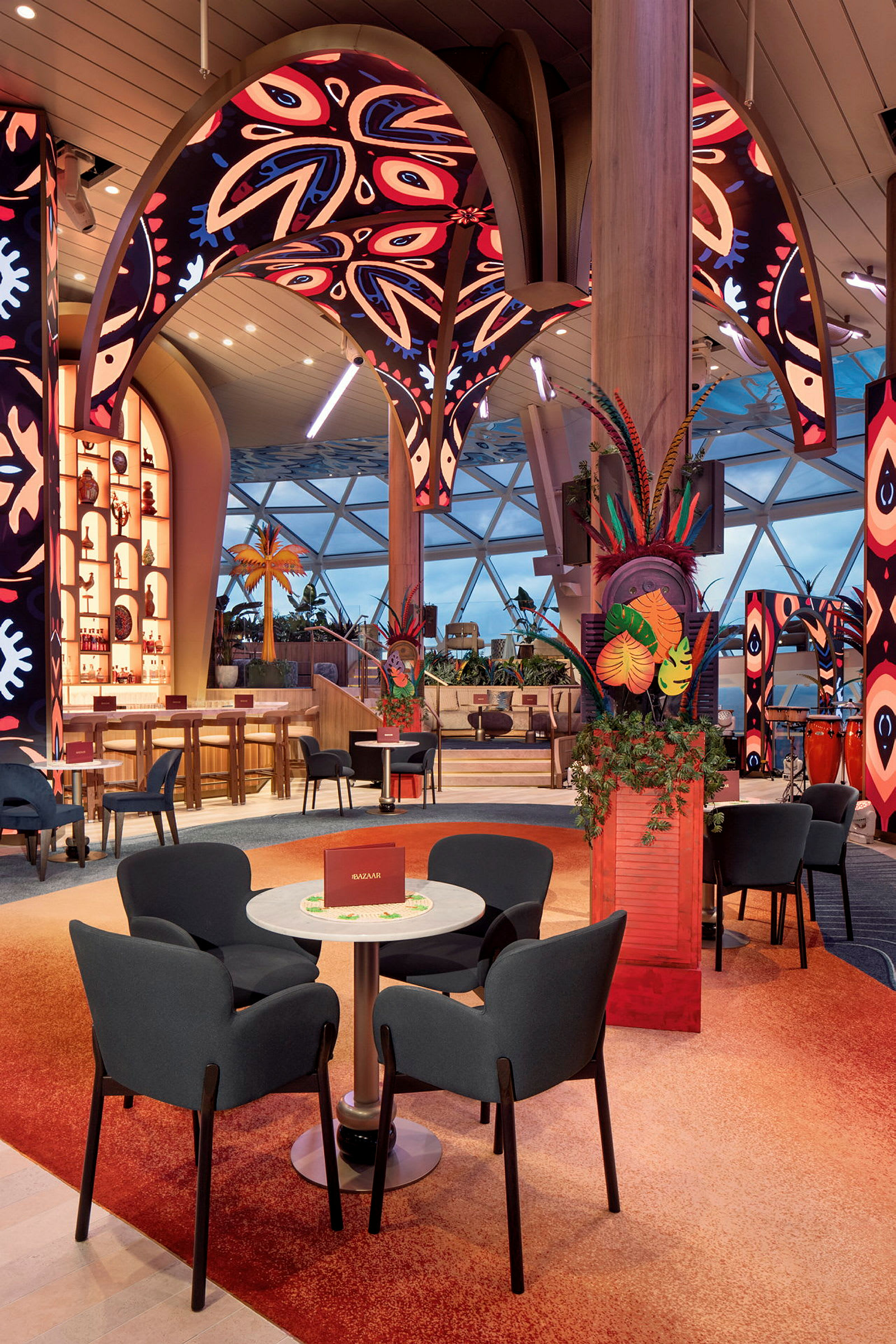 Et interiør av en fargerik og moderne restaurant med sitteplasser, dekorative planteoppsatser og oppsiktsvekkende takdetaljer. (AI-generert tekst)